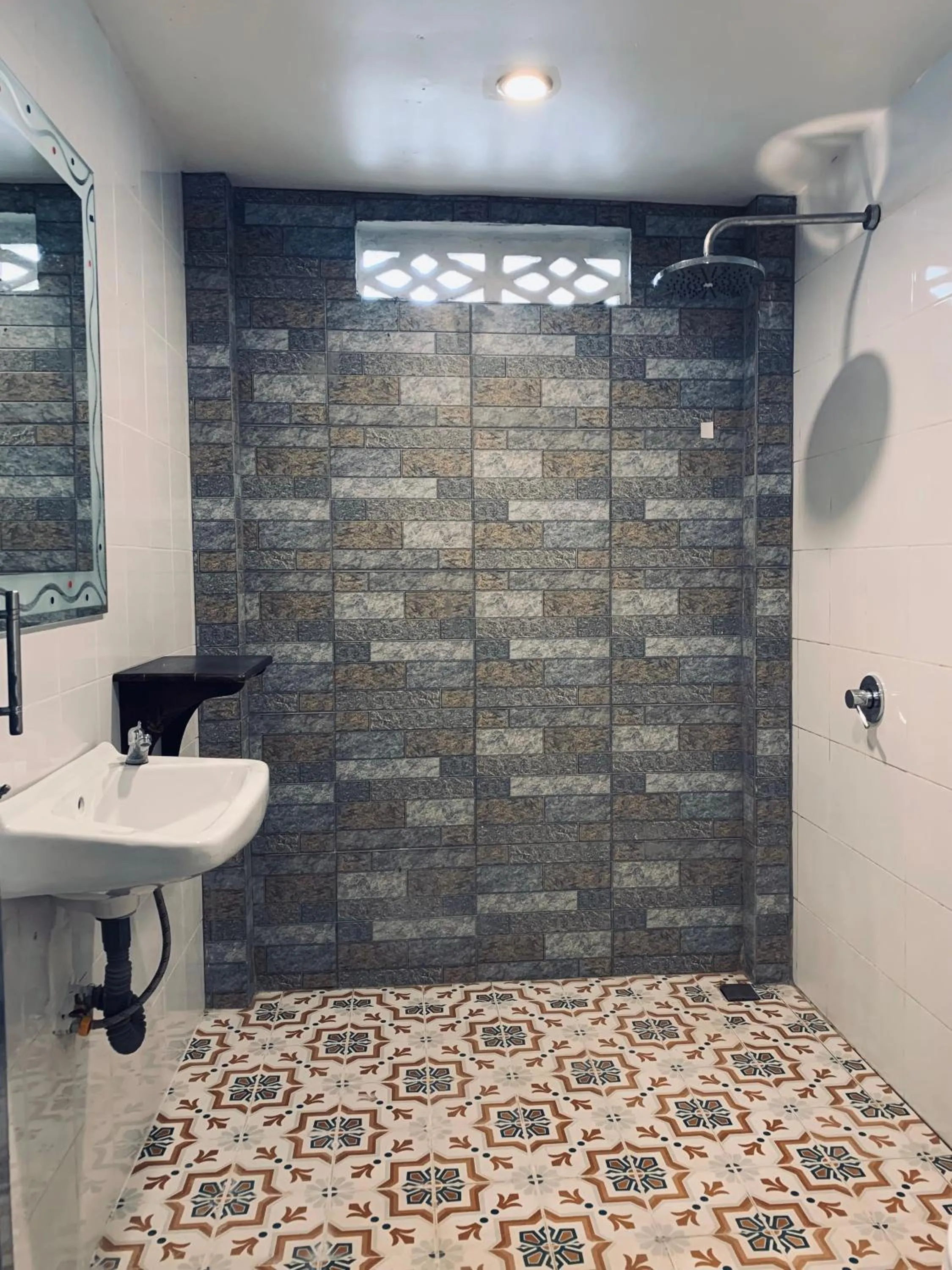 Shower in La nuit de laos