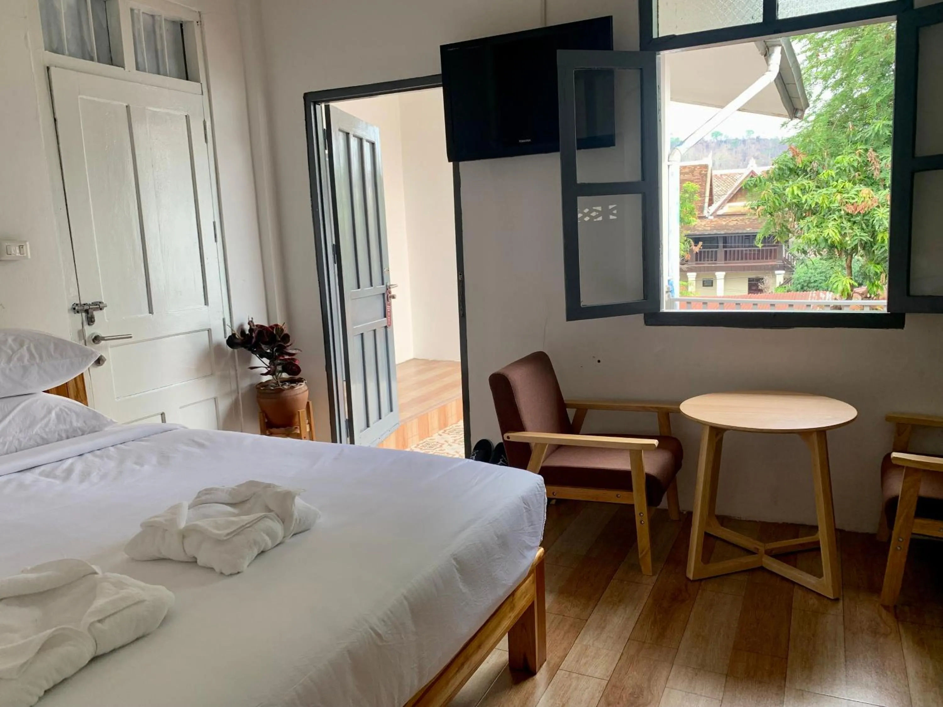 Photo of the whole room, Bed in La nuit de laos