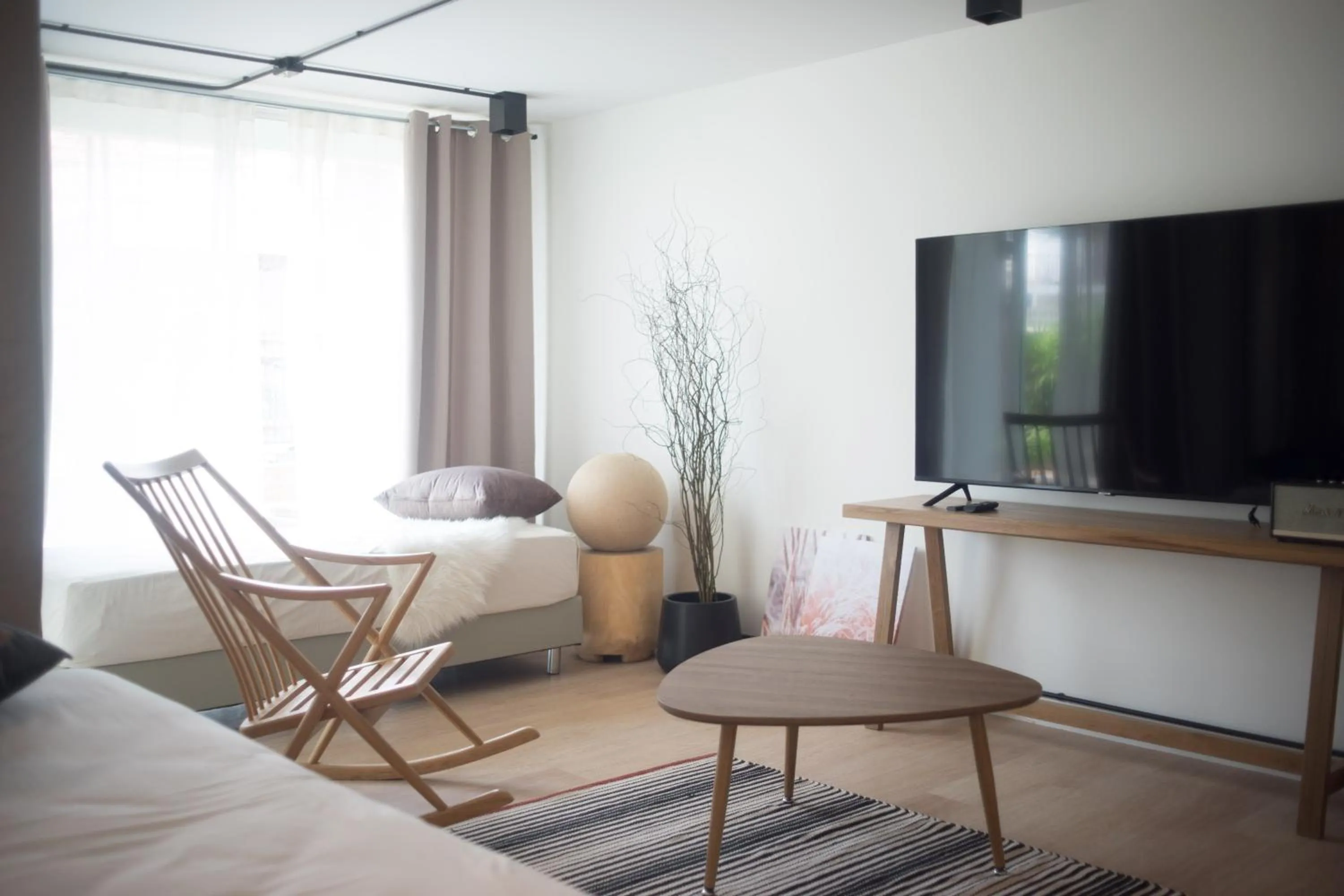 Communal lounge/ TV room, Bed in Mini-Me HUBS, Charm Suites & Pool in Old City