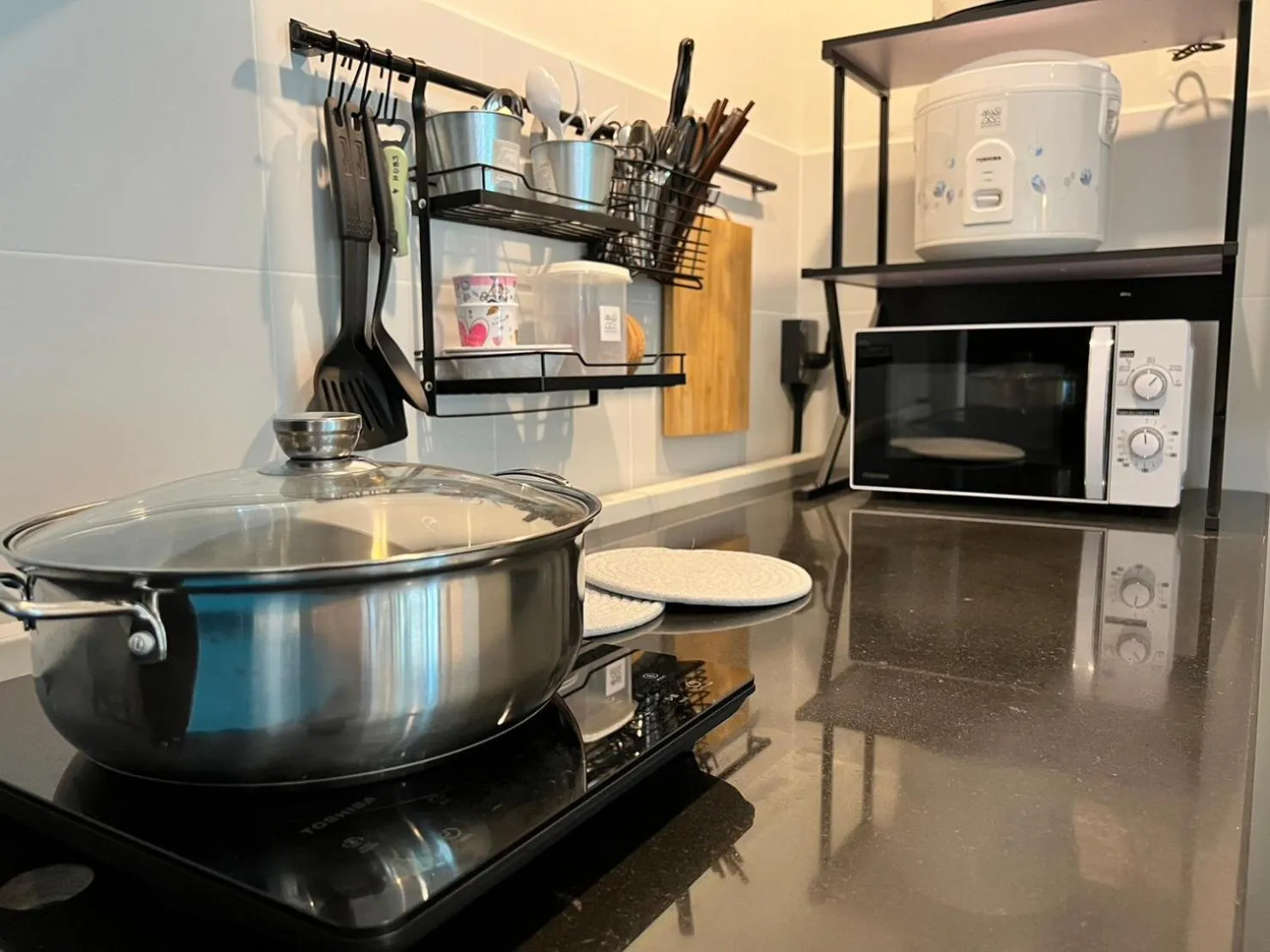 Communal kitchen in Mini-Me HUBS, Charm Suites & Pool in Old City