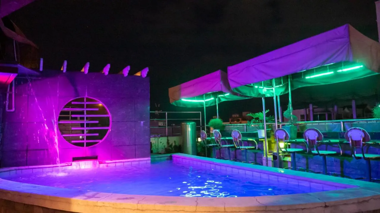 Swimming pool in Fields Palace Hotel