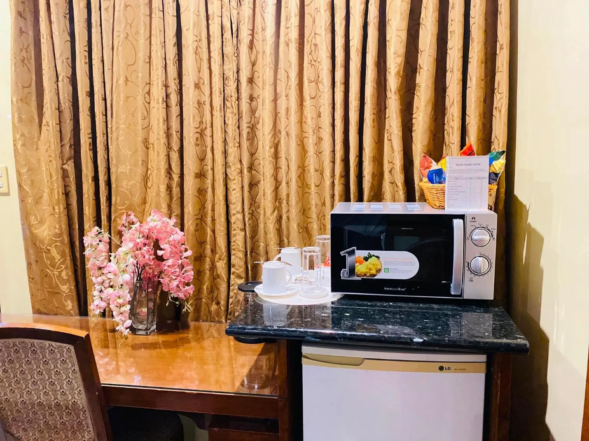 microwave in Fields Palace Hotel