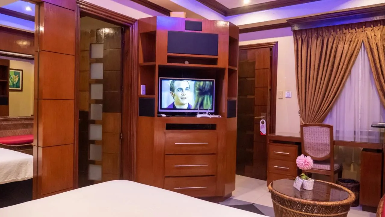 Communal lounge/ TV room, Bed in Fields Palace Hotel