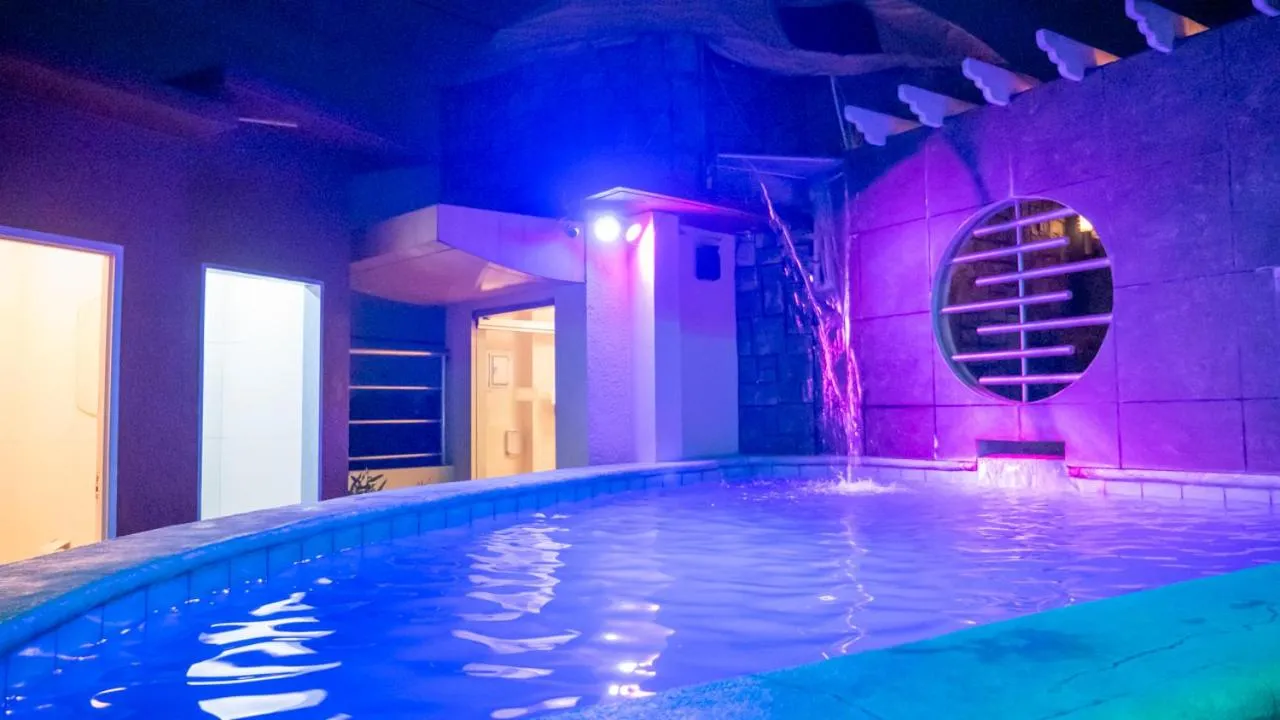 Swimming pool in Fields Palace Hotel