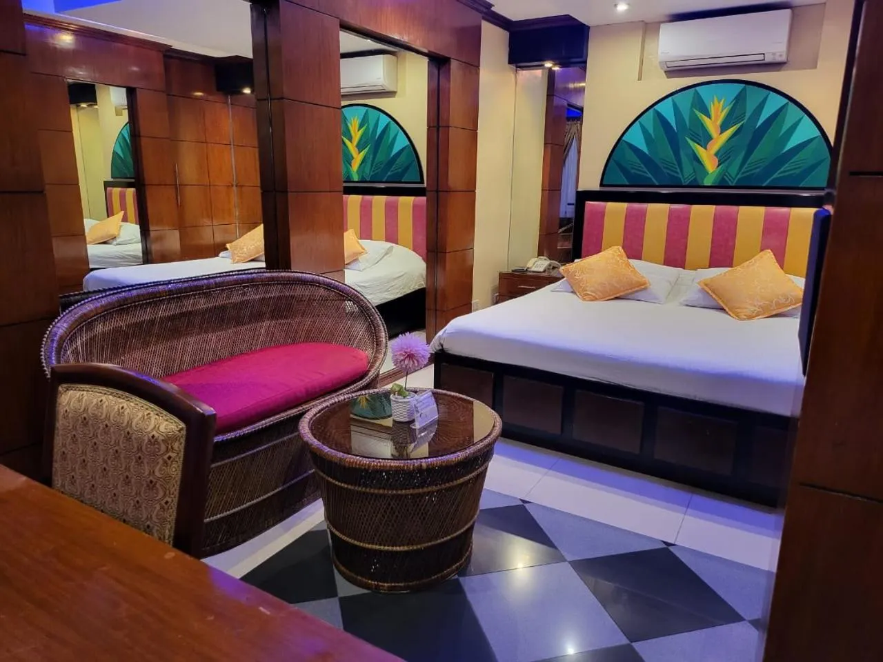 Bedroom, Bed in Fields Palace Hotel