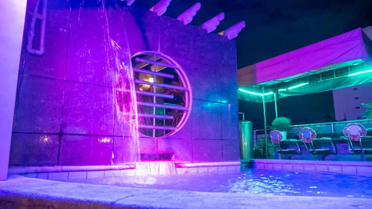 Swimming pool in Fields Palace Hotel