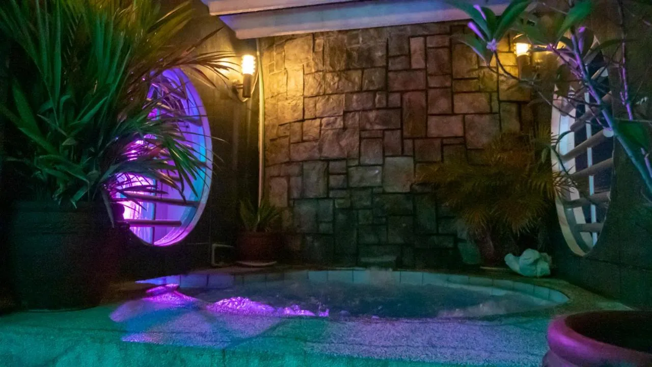 Swimming pool in Fields Palace Hotel