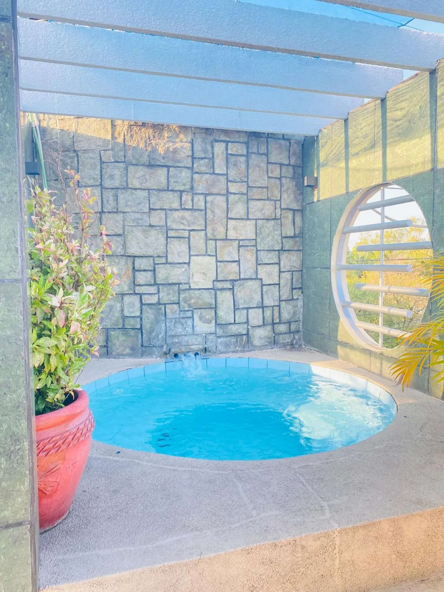 Swimming pool in Fields Palace Hotel