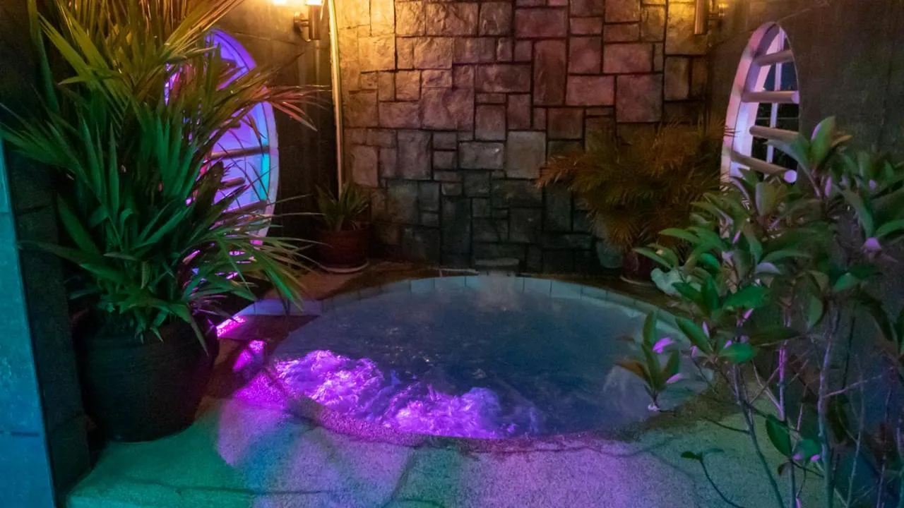 Swimming pool in Fields Palace Hotel