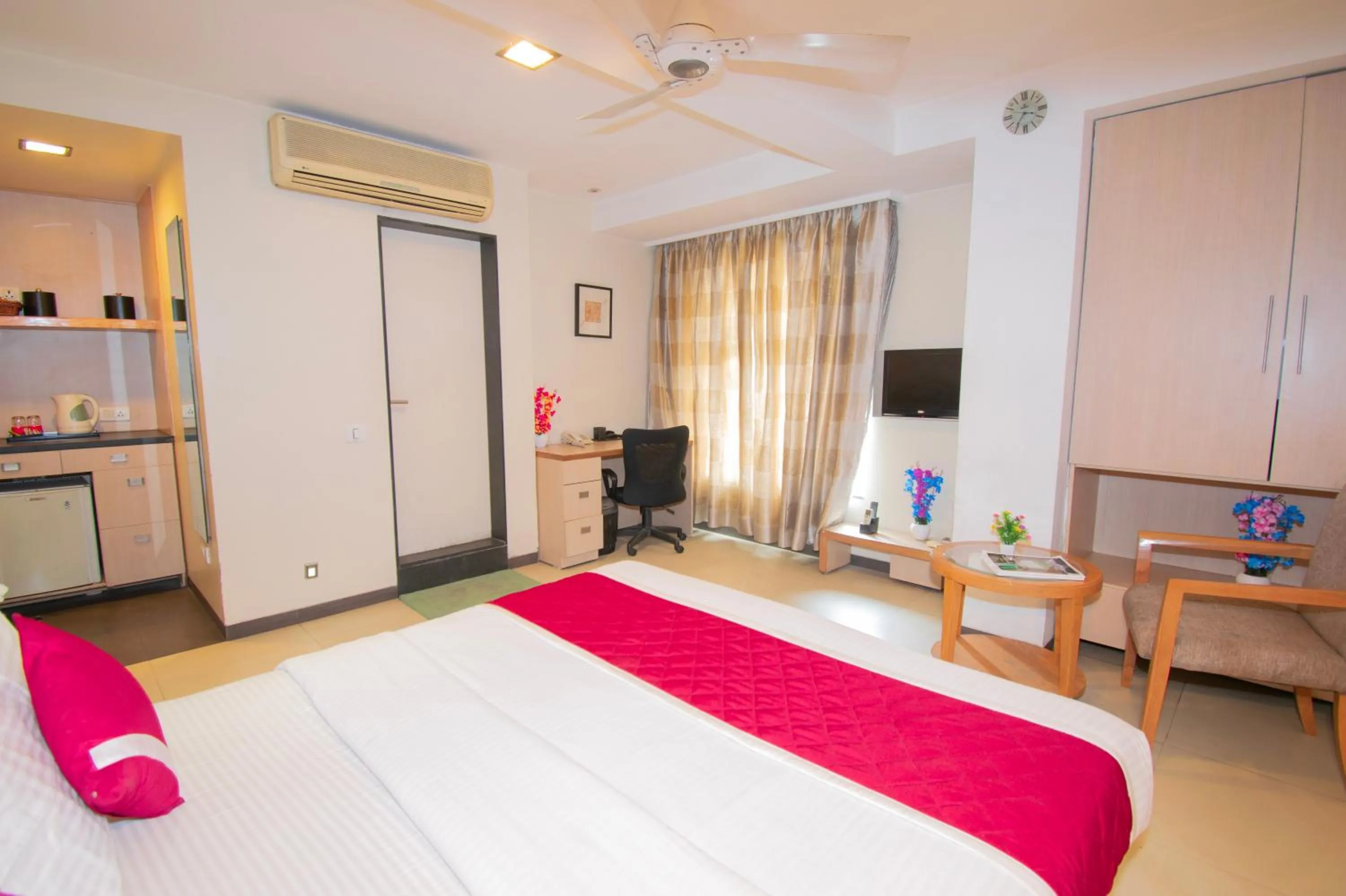 Photo of the whole room, Bed in Octave Koregaon Park