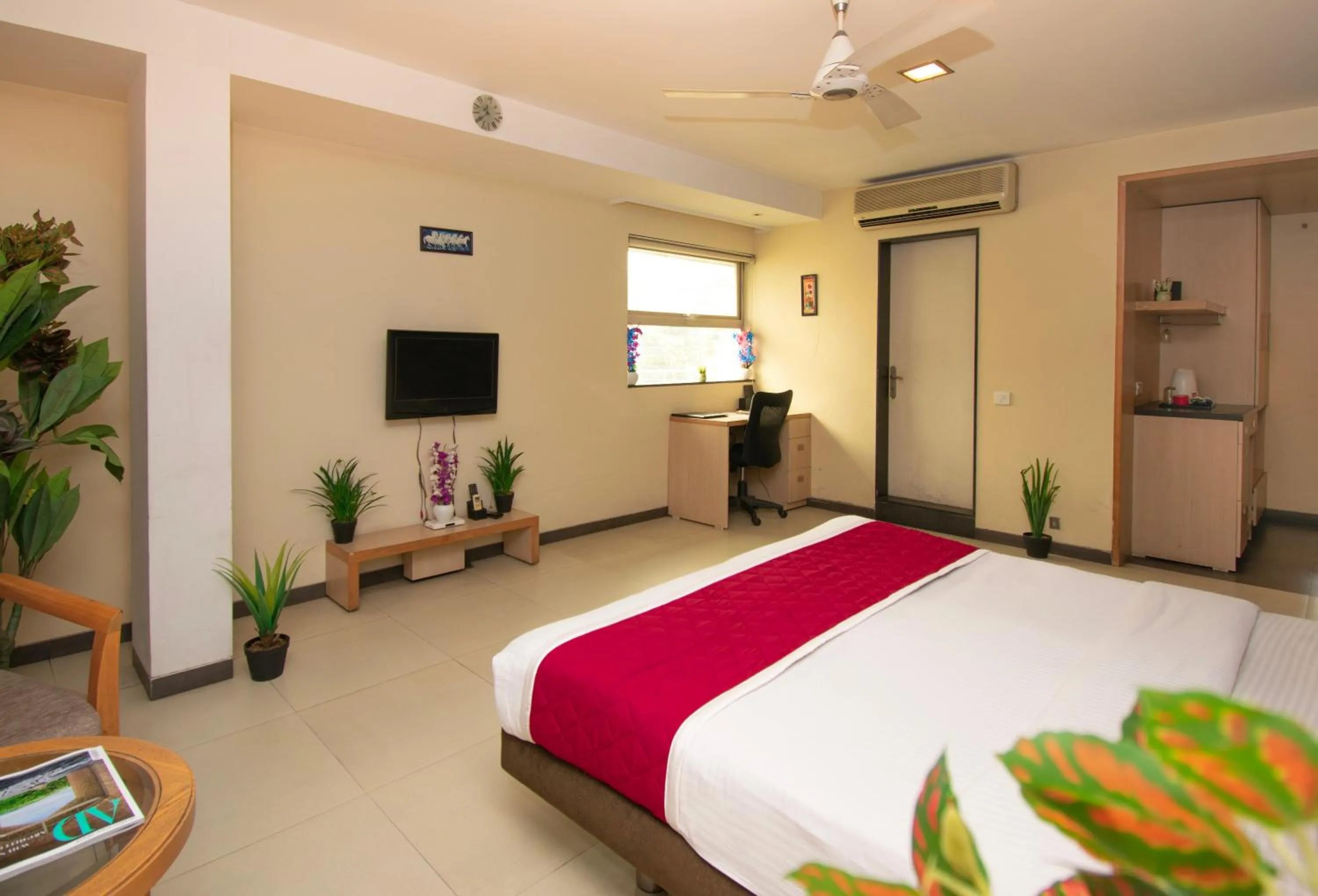 Photo of the whole room, Bed in Octave Koregaon Park