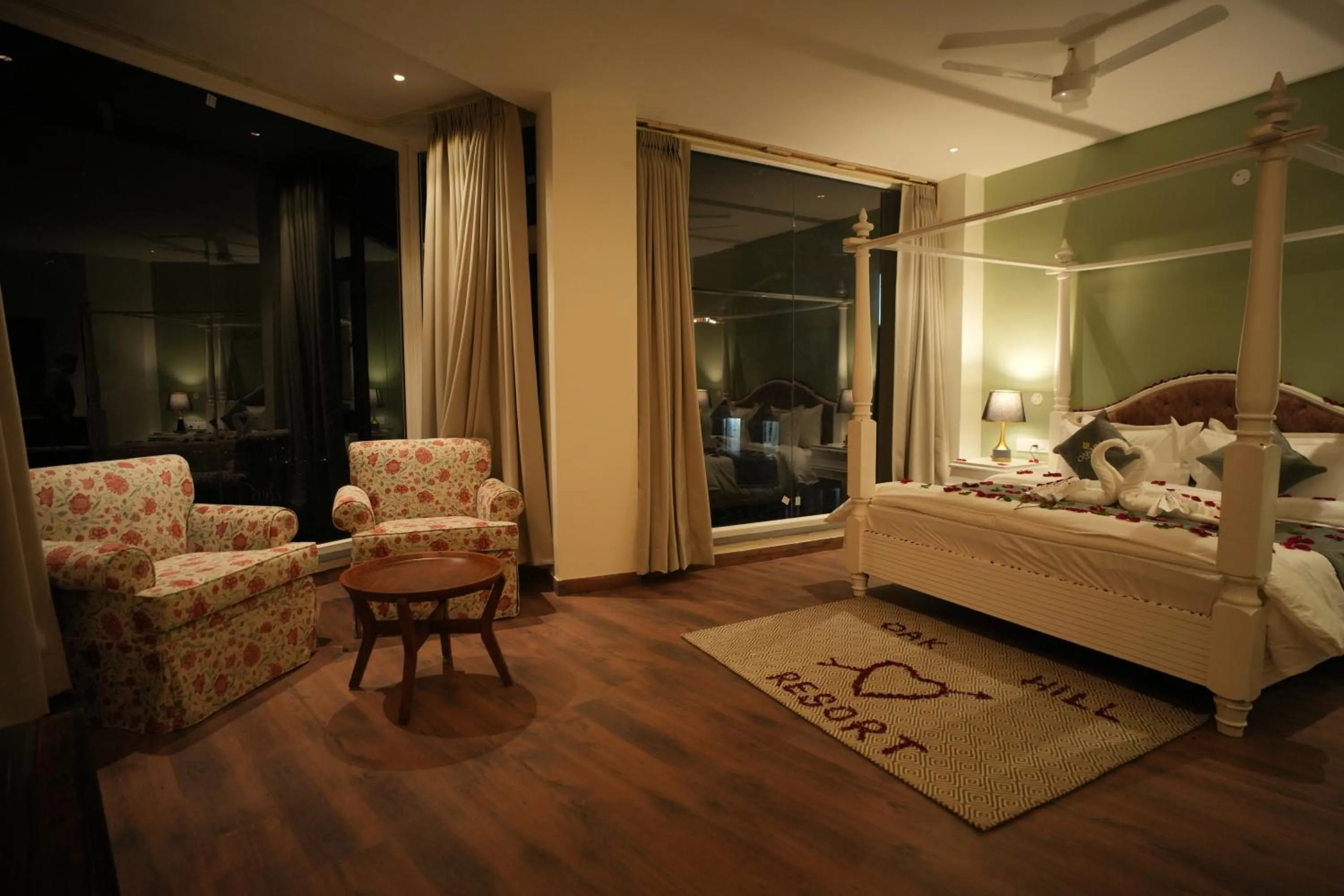 Photo of the whole room, Bed in Oakhill Resorts