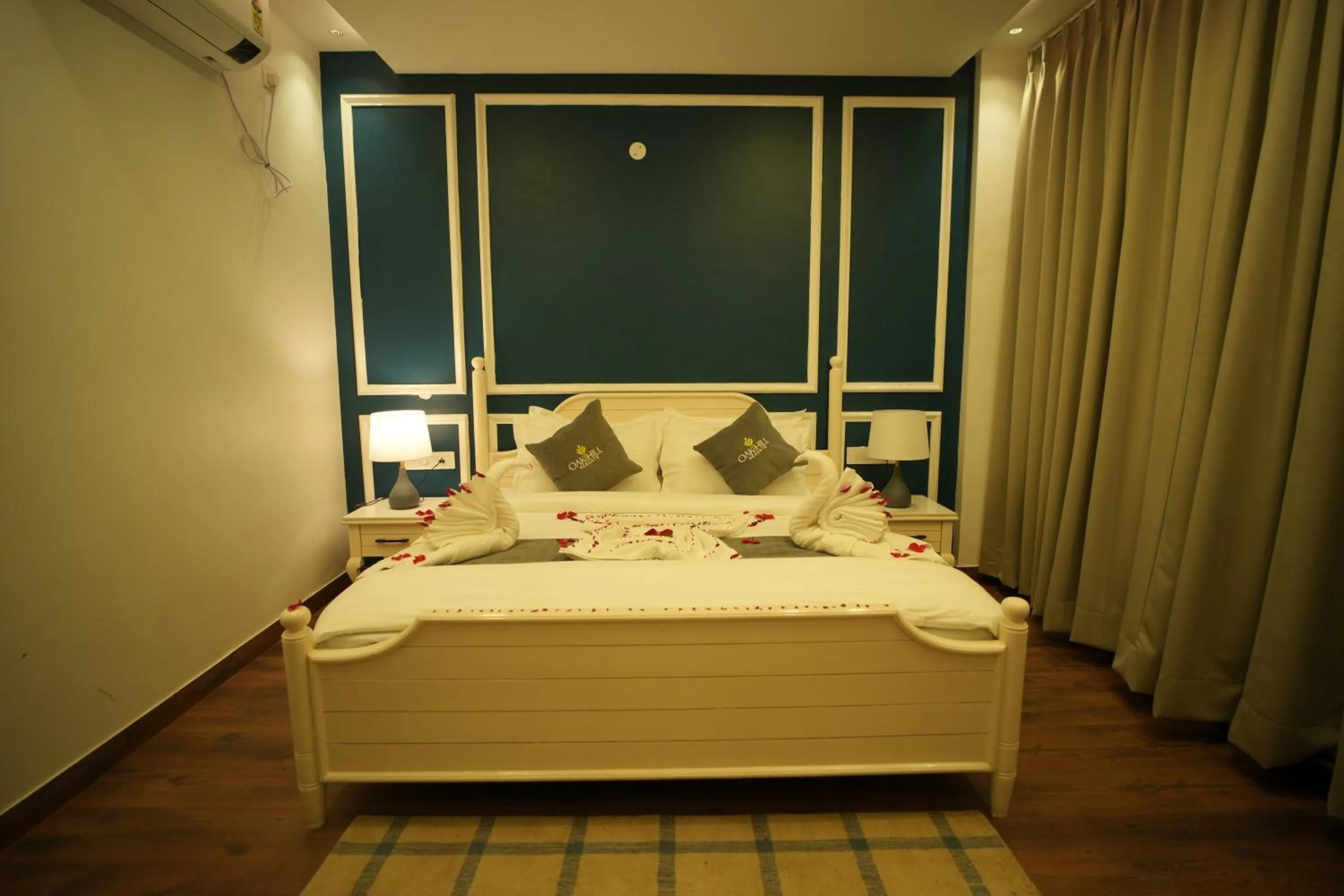 Bedroom, Bed in Oakhill Resorts