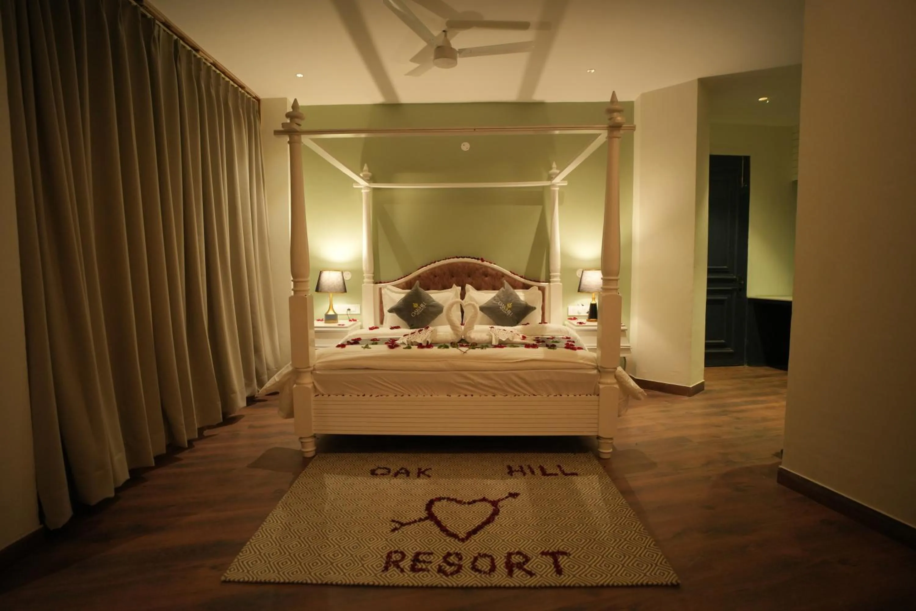 Bedroom, Bed in Oakhill Resorts
