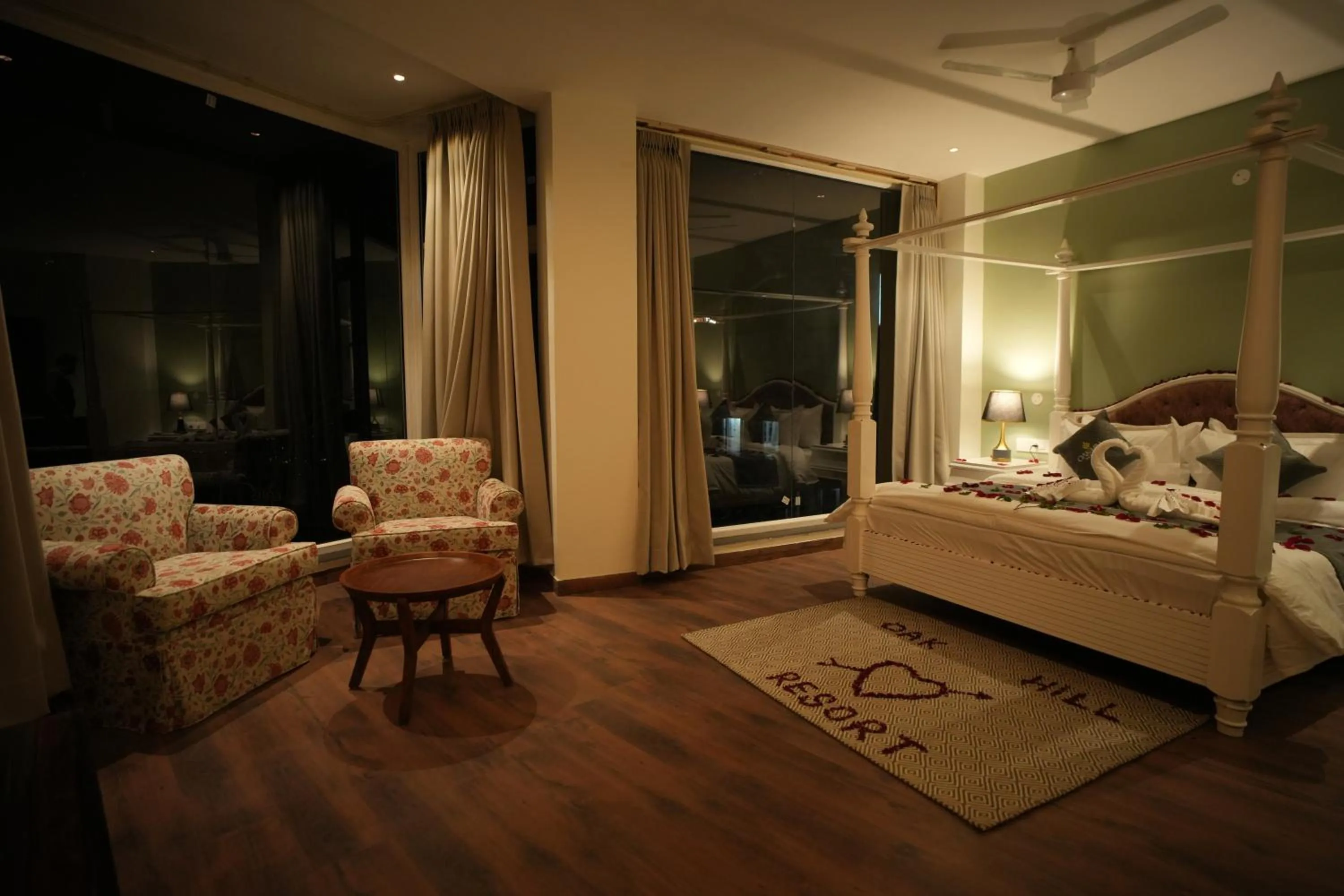 Photo of the whole room, Bed in Oakhill Resorts