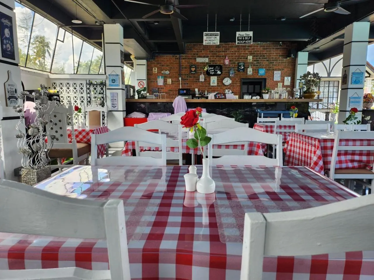 Restaurant/places to eat in BERUNTUNG KE BARI RESORT @ PANTAI PENARIK