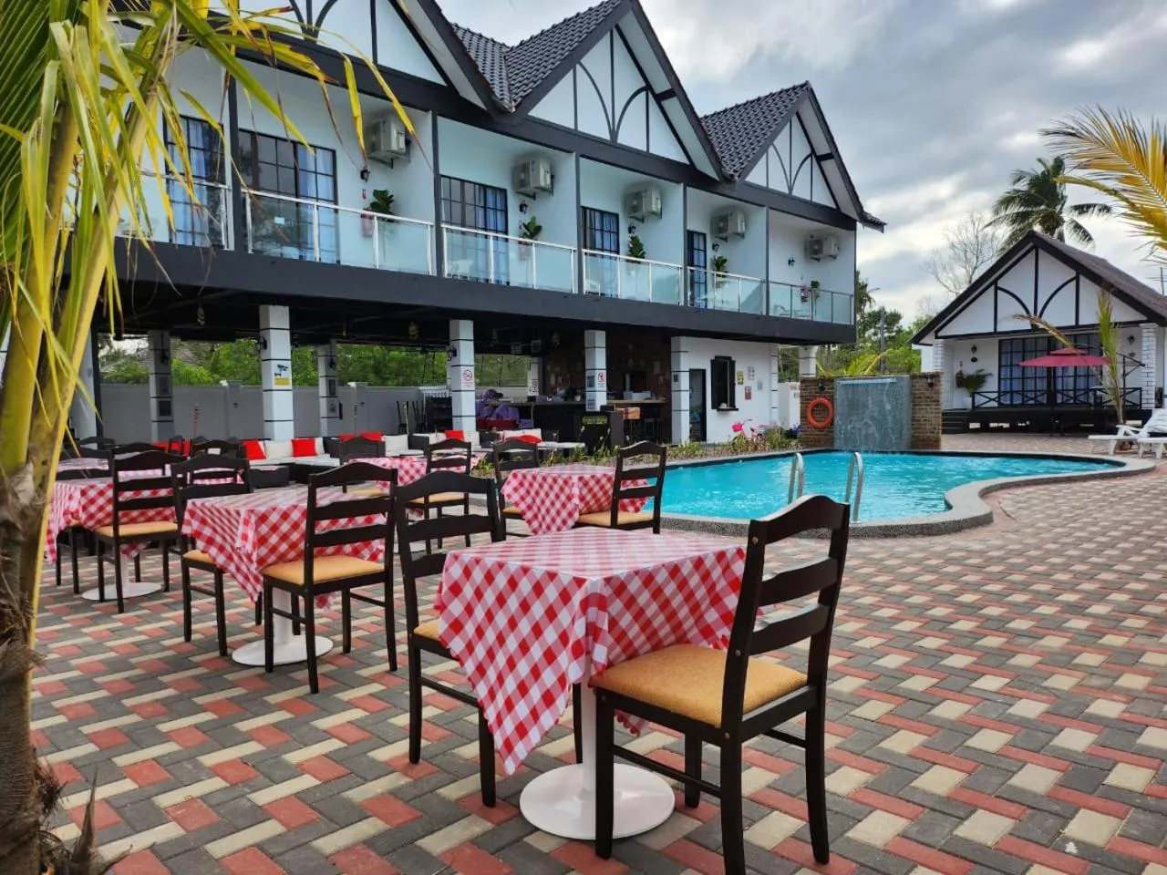 Restaurant/places to eat in BERUNTUNG KE BARI RESORT @ PANTAI PENARIK