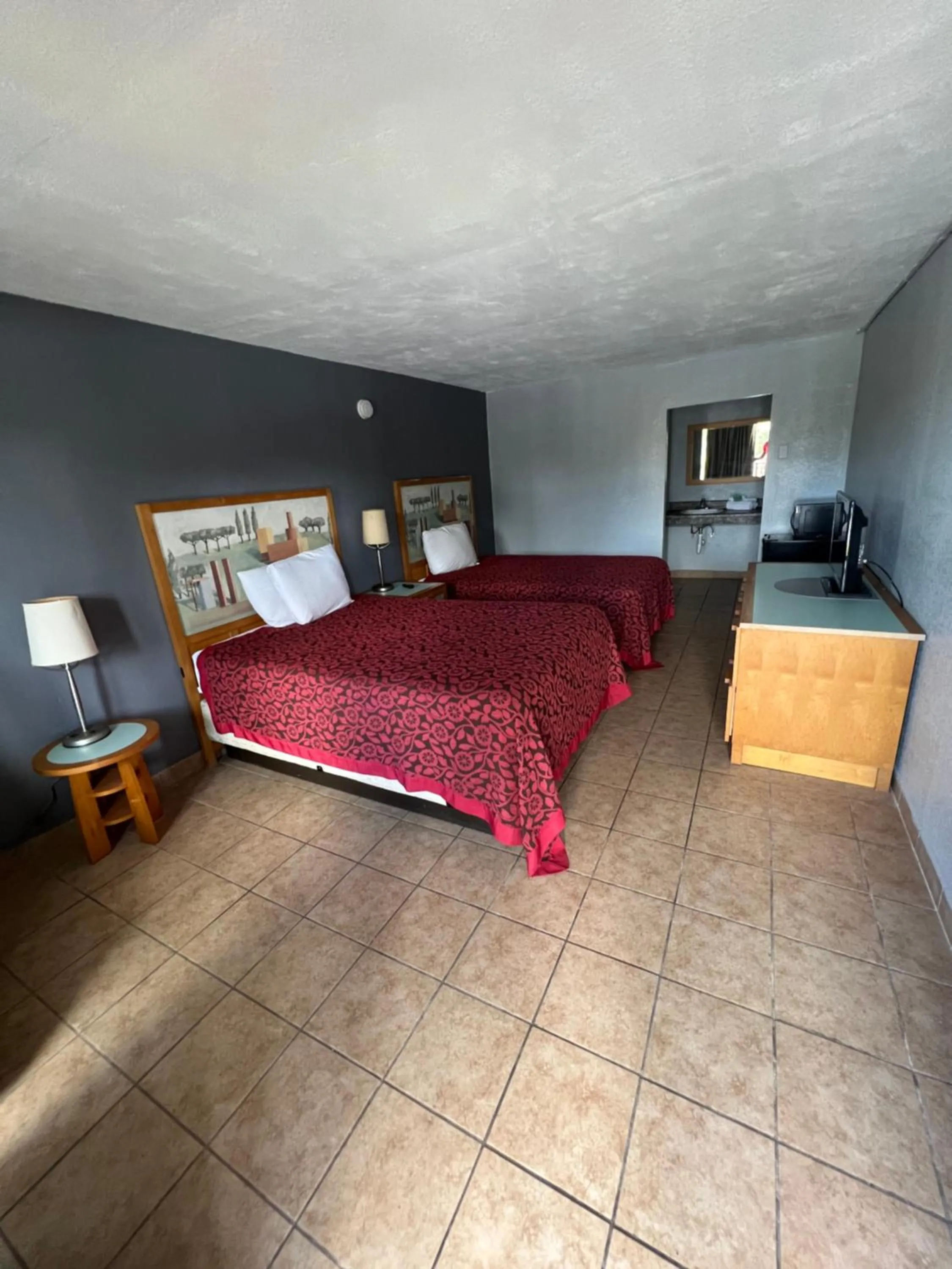 Photo of the whole room, Bed in River Palm Hotel