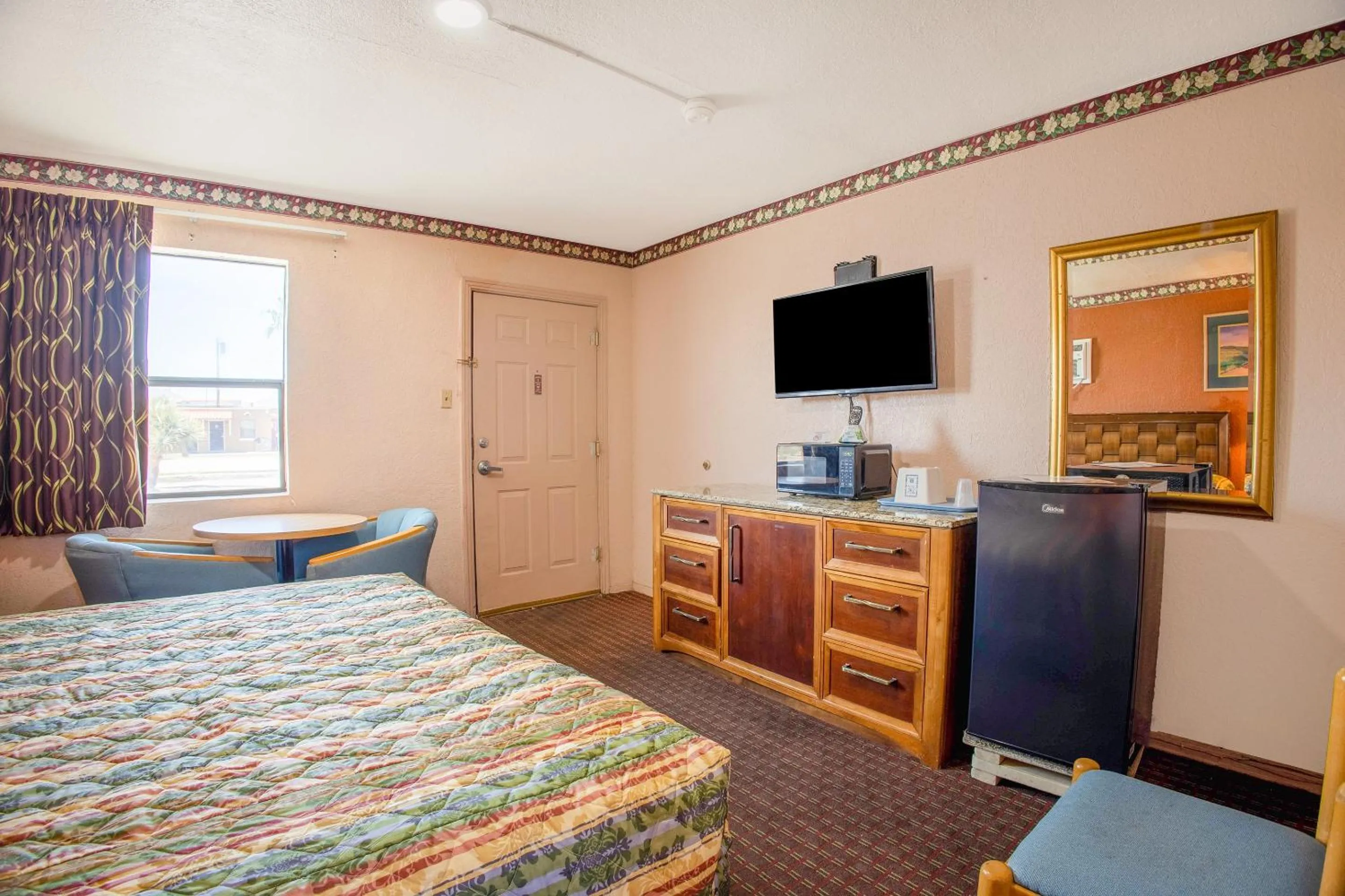 Bedroom, Bed in Sands Motel By OYO El Paso near Airport