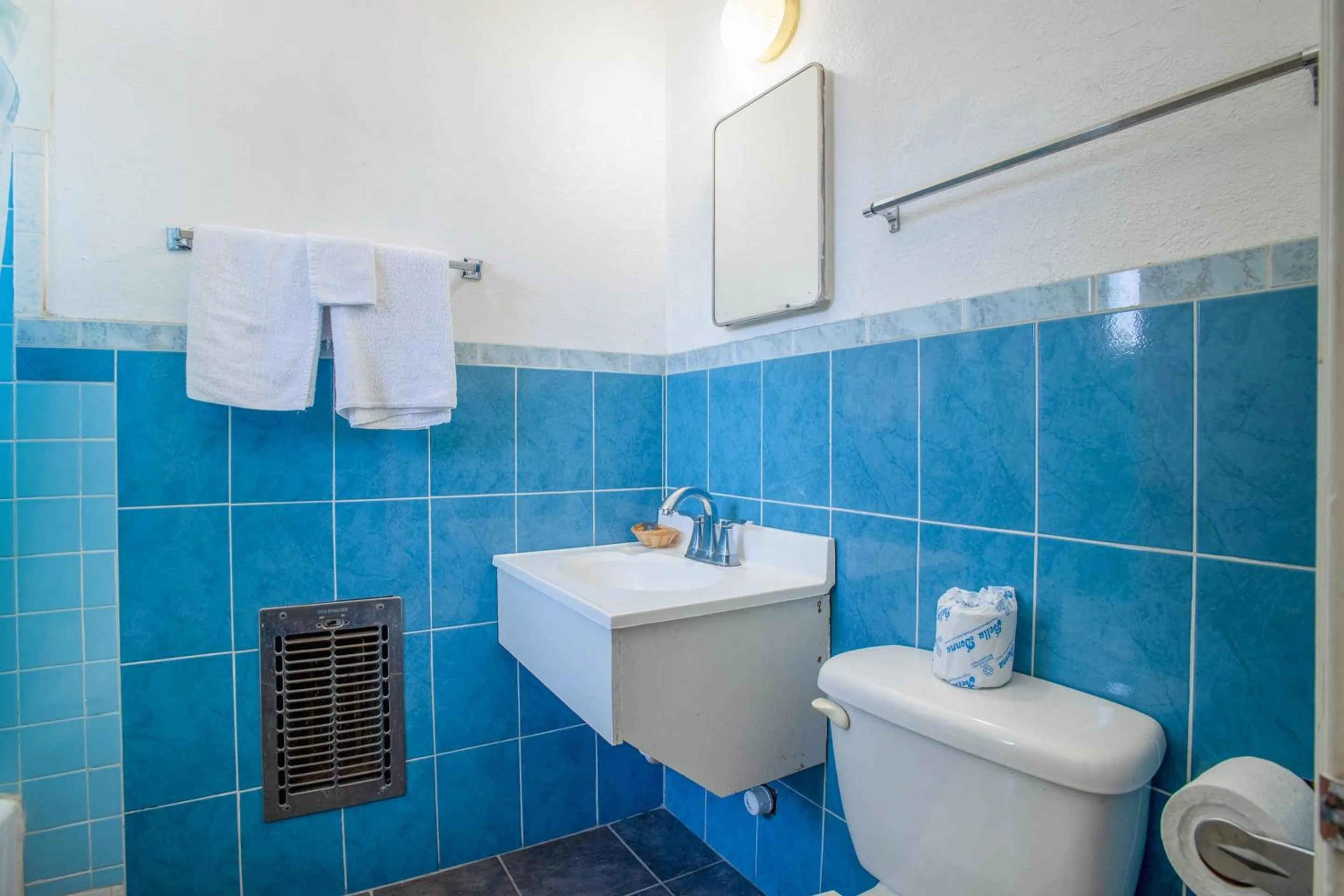 Bathroom in Sands Motel By OYO El Paso near Airport