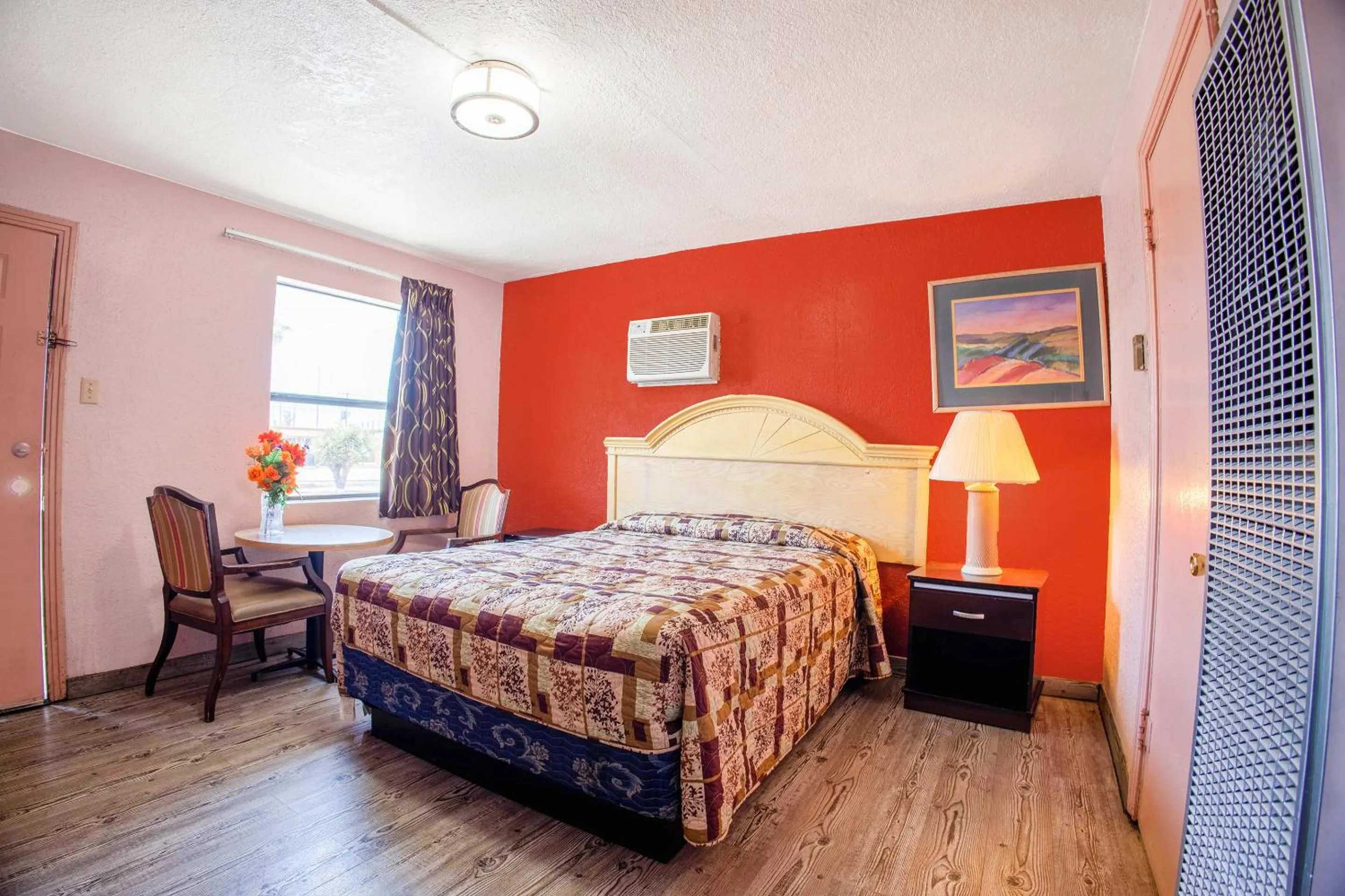 Bedroom, Bed in Sands Motel By OYO El Paso near Airport