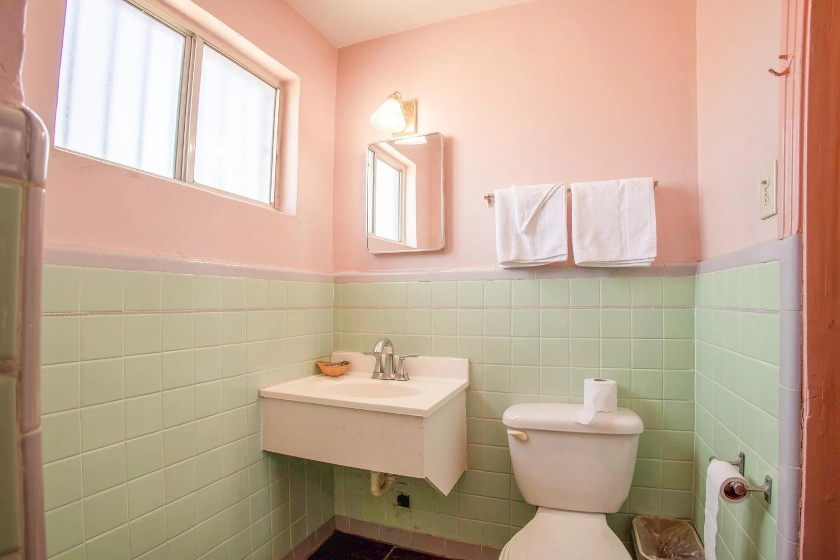 Bathroom in Sands Motel By OYO El Paso near Airport