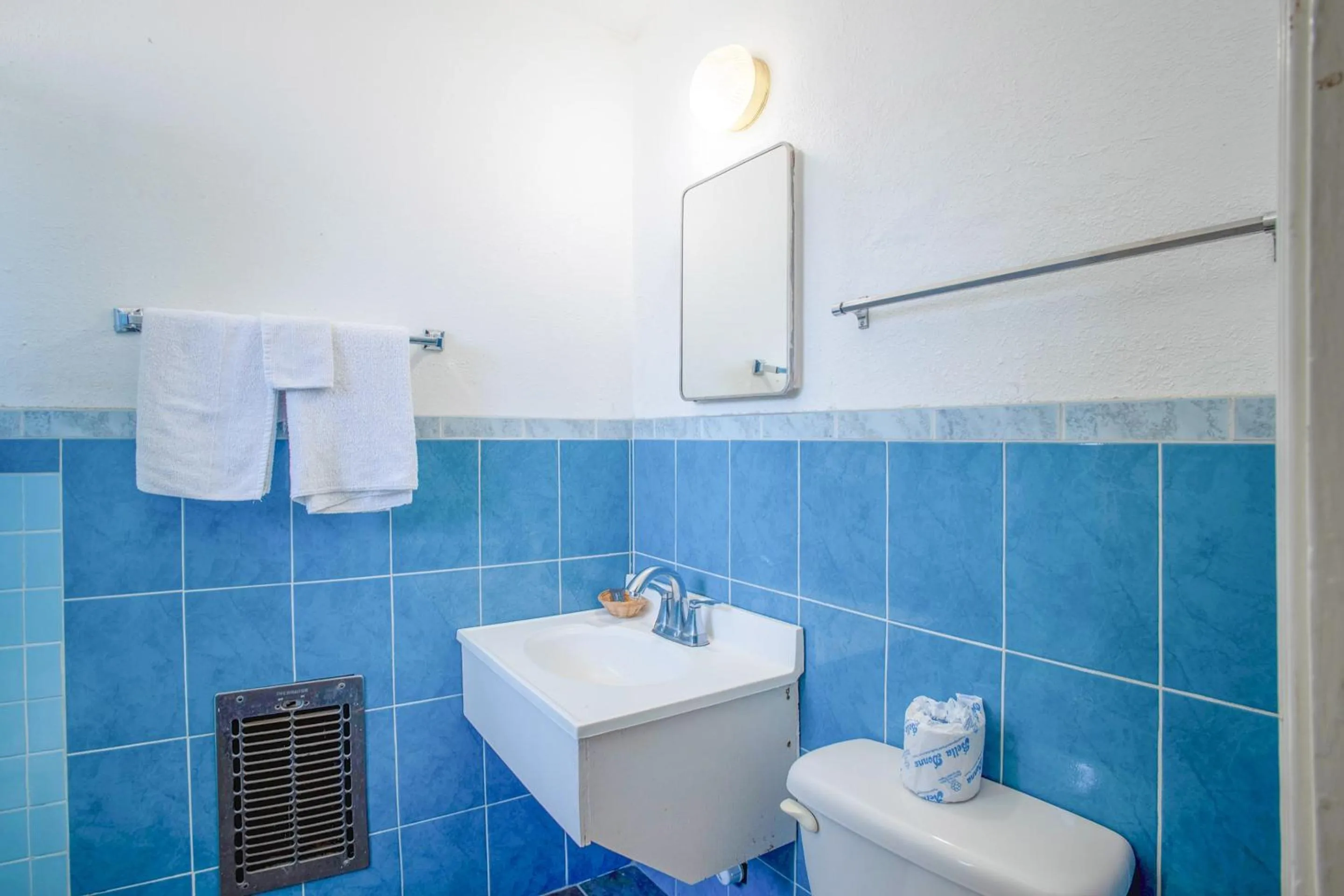 Bathroom in Sands Motel By OYO El Paso near Airport