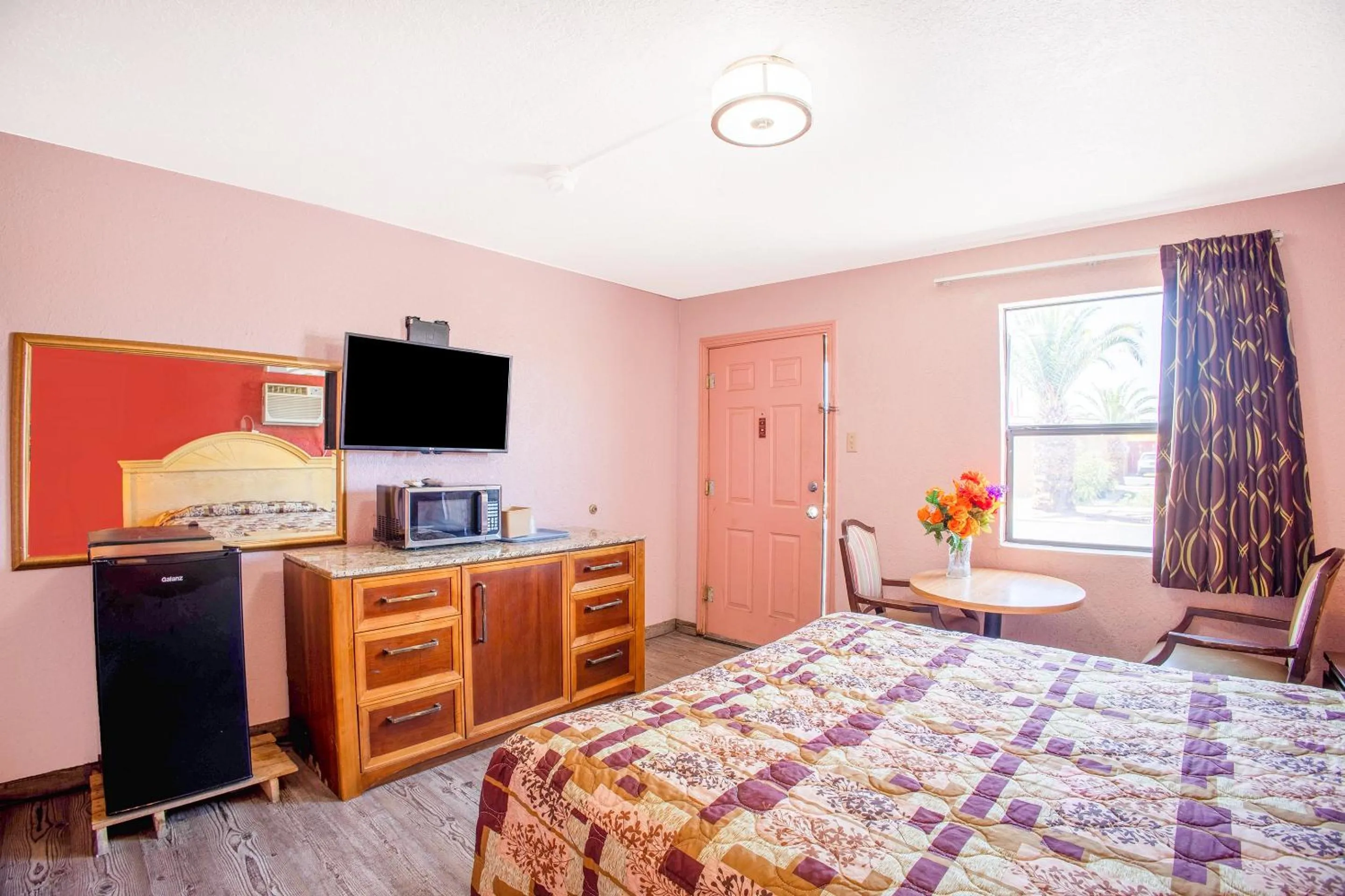 Bedroom, Bed in Sands Motel By OYO El Paso near Airport