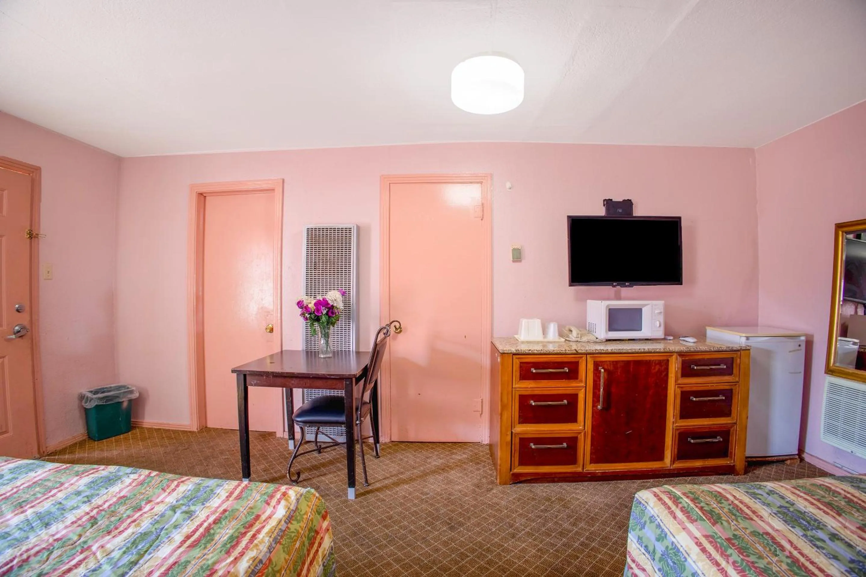 Bedroom, Bed in Sands Motel By OYO El Paso near Airport
