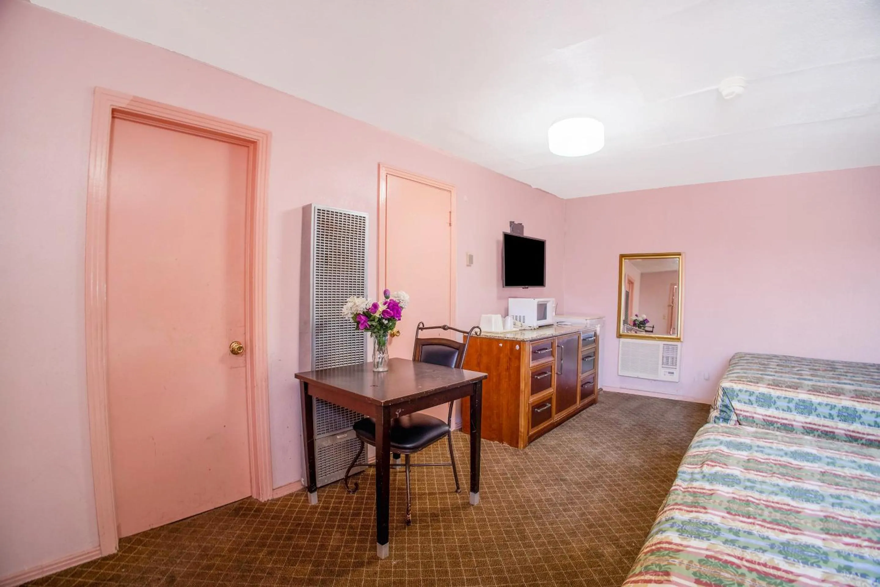 Bedroom, Bed in Sands Motel By OYO El Paso near Airport