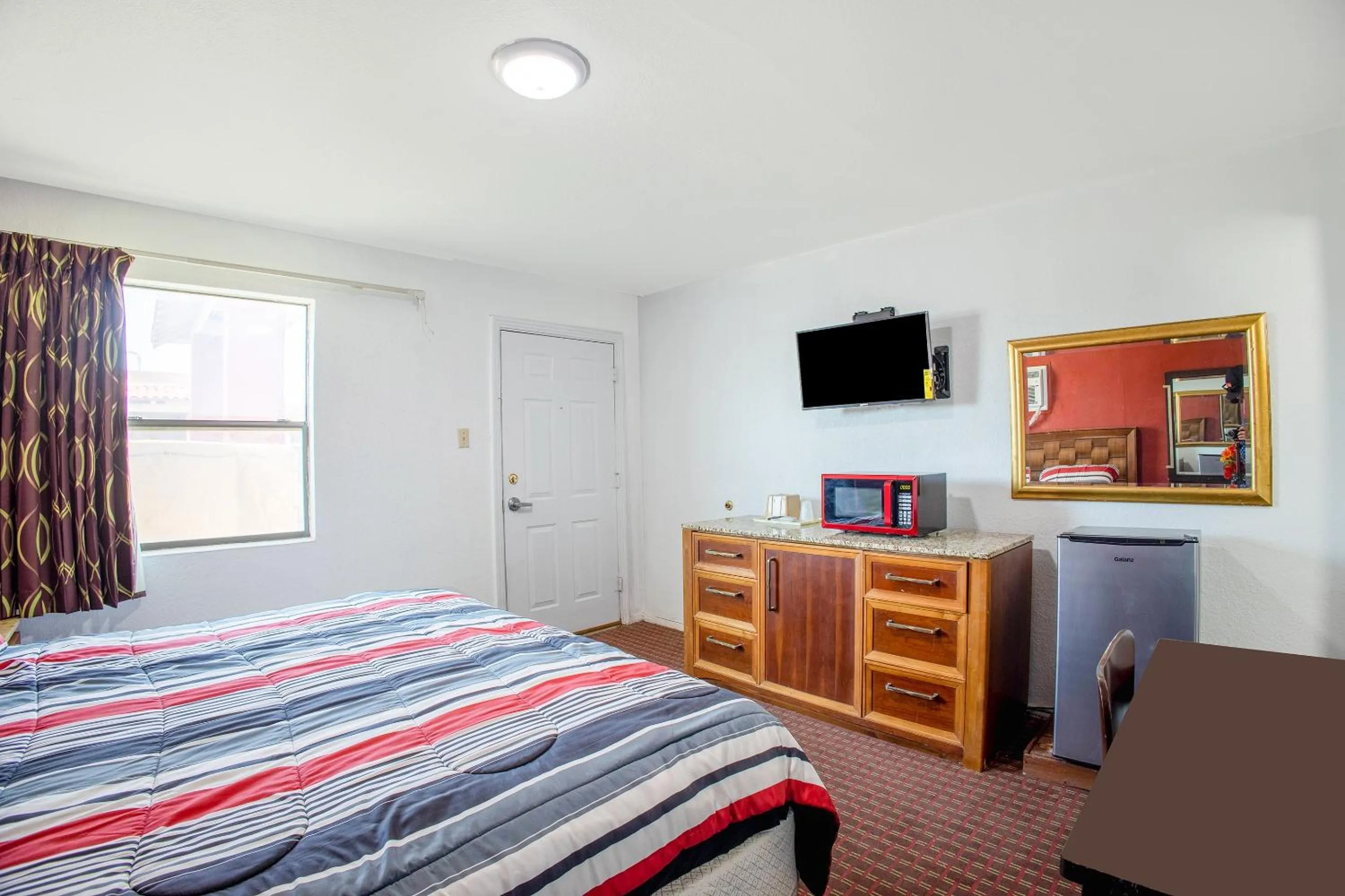 Bedroom, Bed in Sands Motel By OYO El Paso near Airport