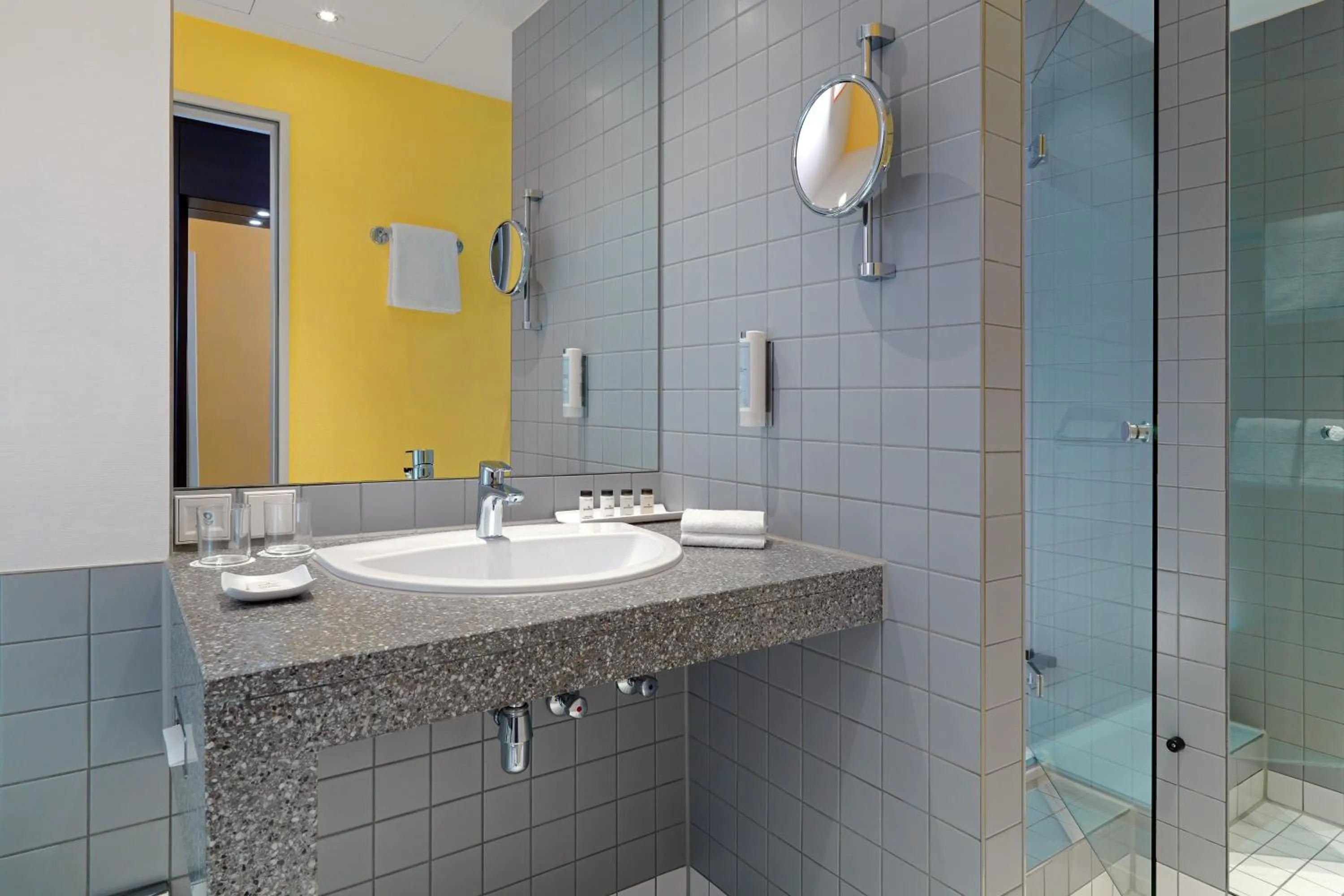 Bathroom in Sheraton Hannover Pelikan Hotel