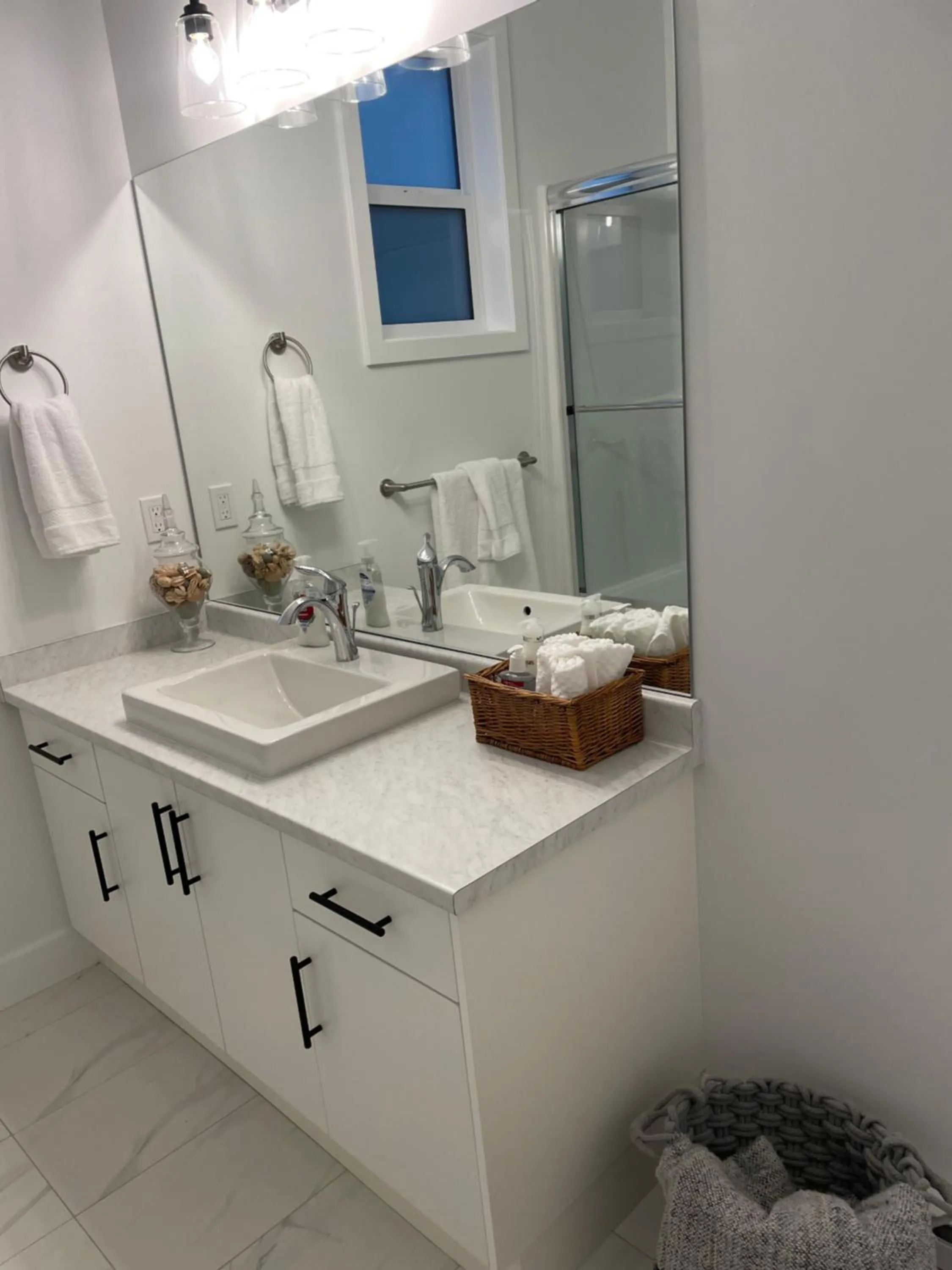 Adorable 1 Bedroom Suite- a skip to Galloping Goose