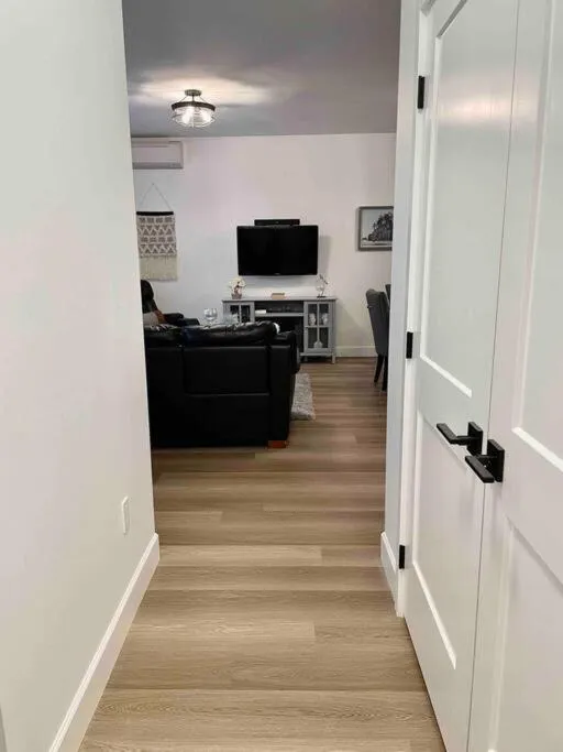 Adorable 1 Bedroom Suite- a skip to Galloping Goose