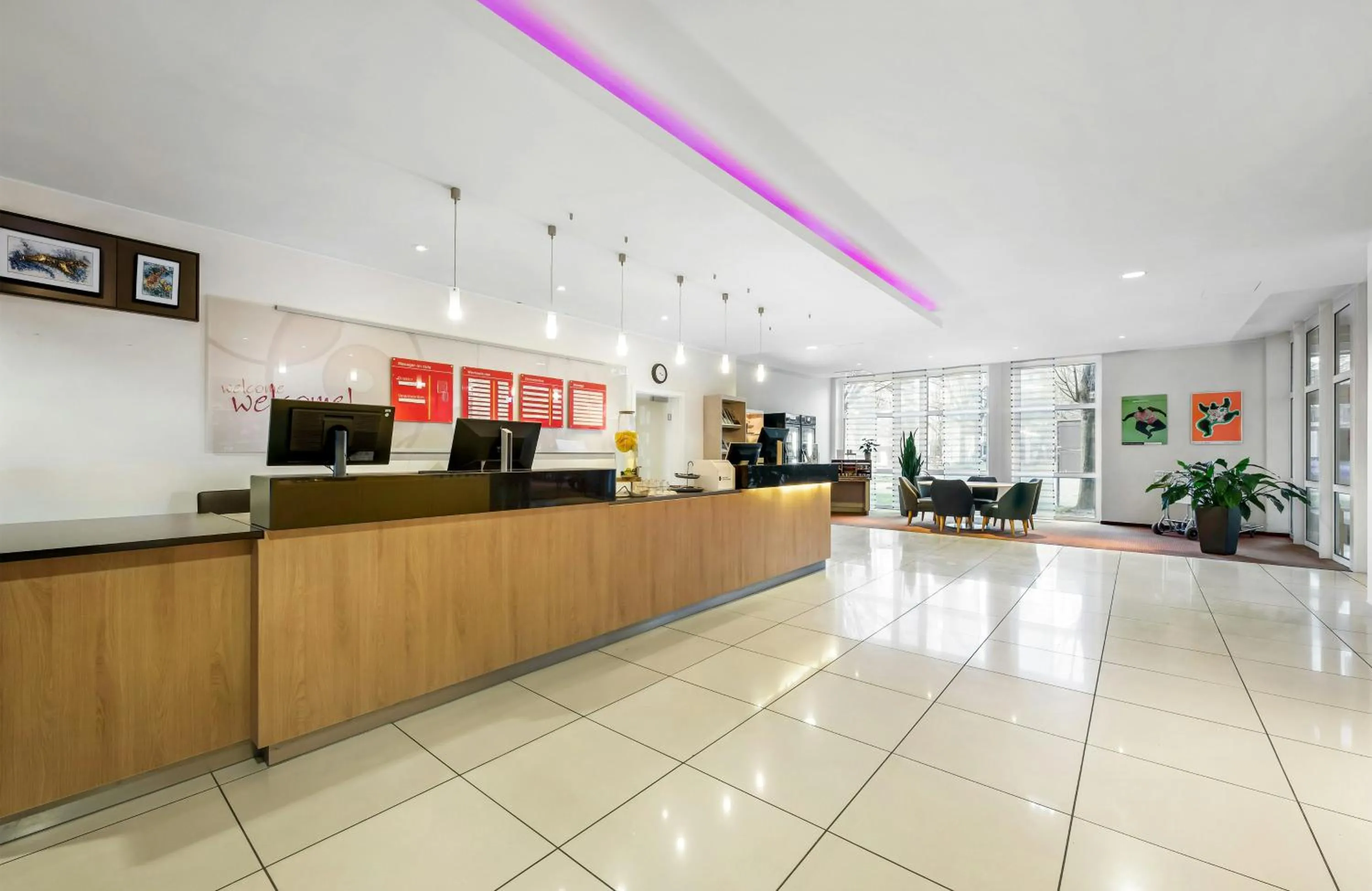 Lobby or reception in Leonardo Hotel Hannover Medical Park