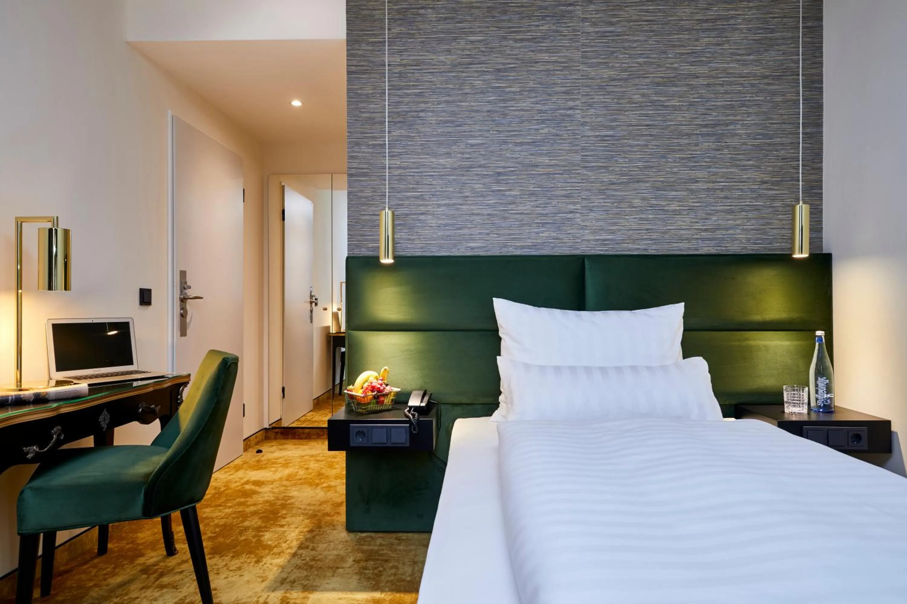 Bed in Das Carls Hotel