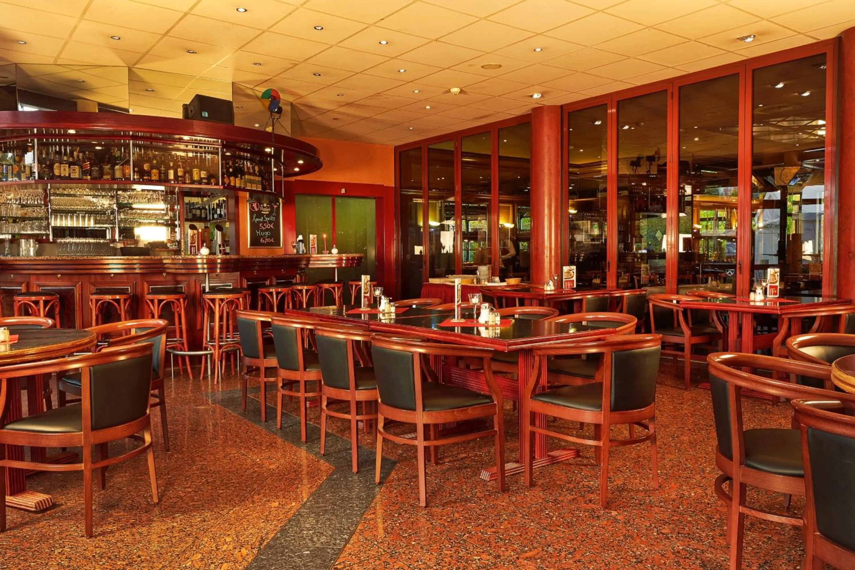 Lounge or bar in H+ Hotel Hannover