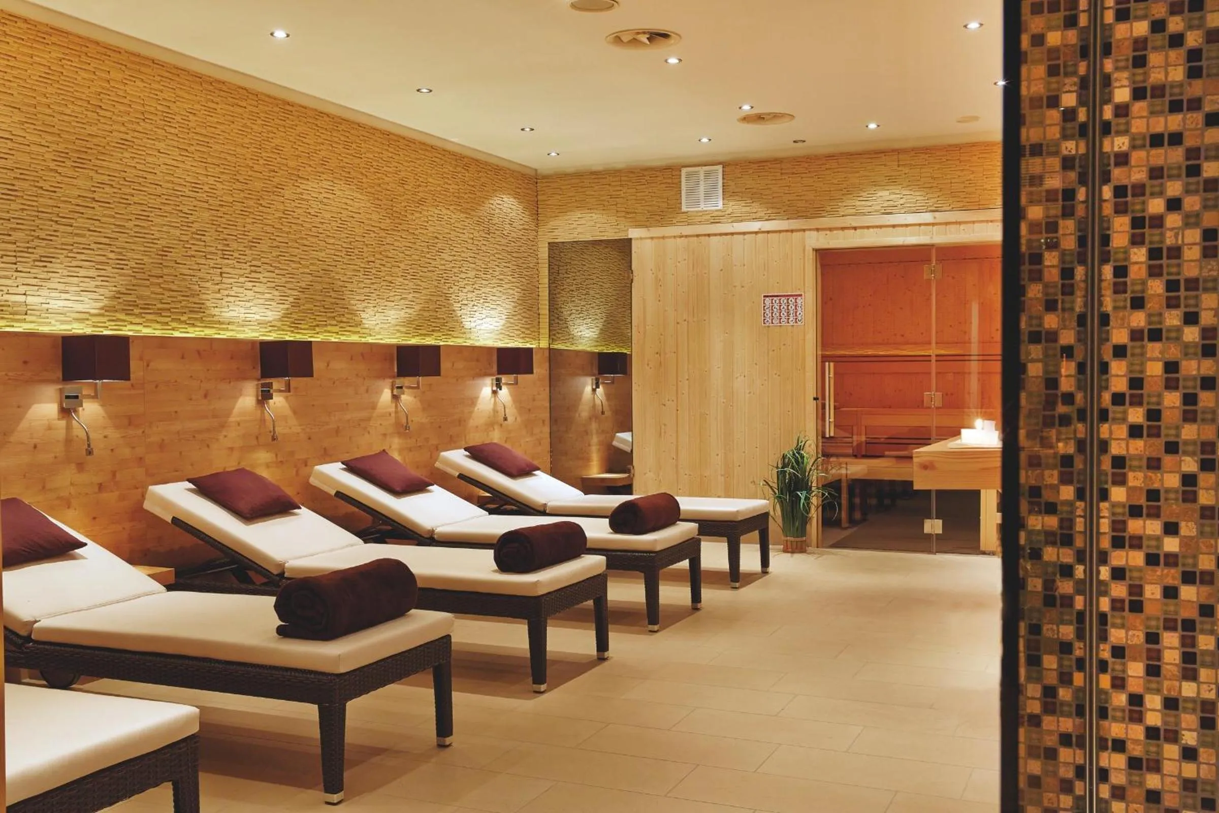 Spa and wellness centre/facilities in H+ Hotel Hannover