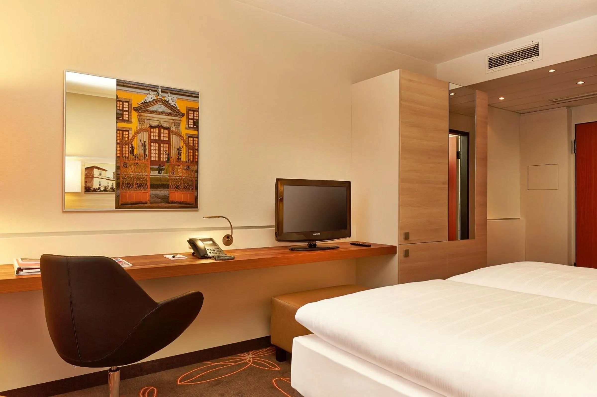 Bathroom, Bed in H+ Hotel Hannover