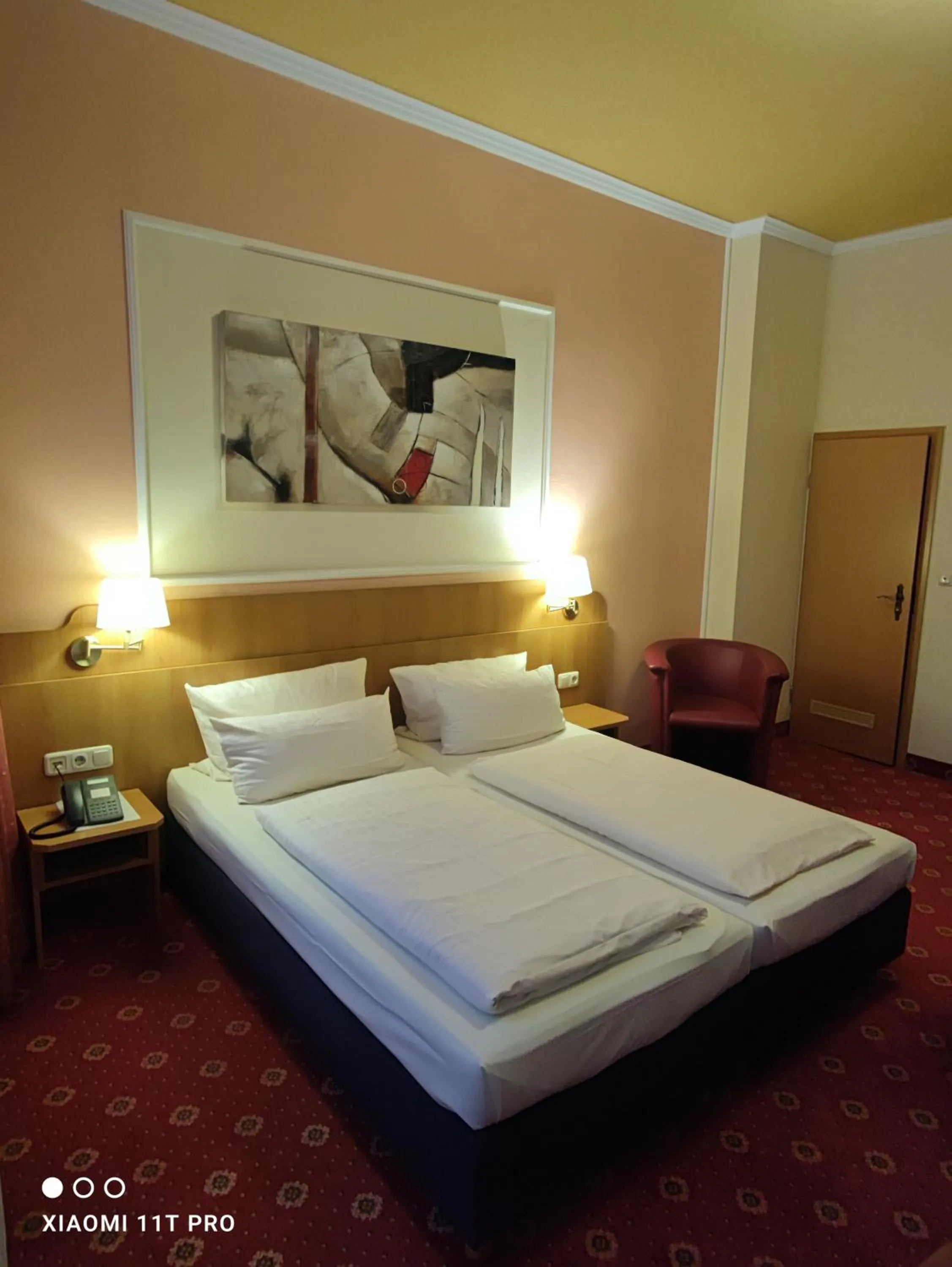 Photo of the whole room, Bed in Hotel Königshof