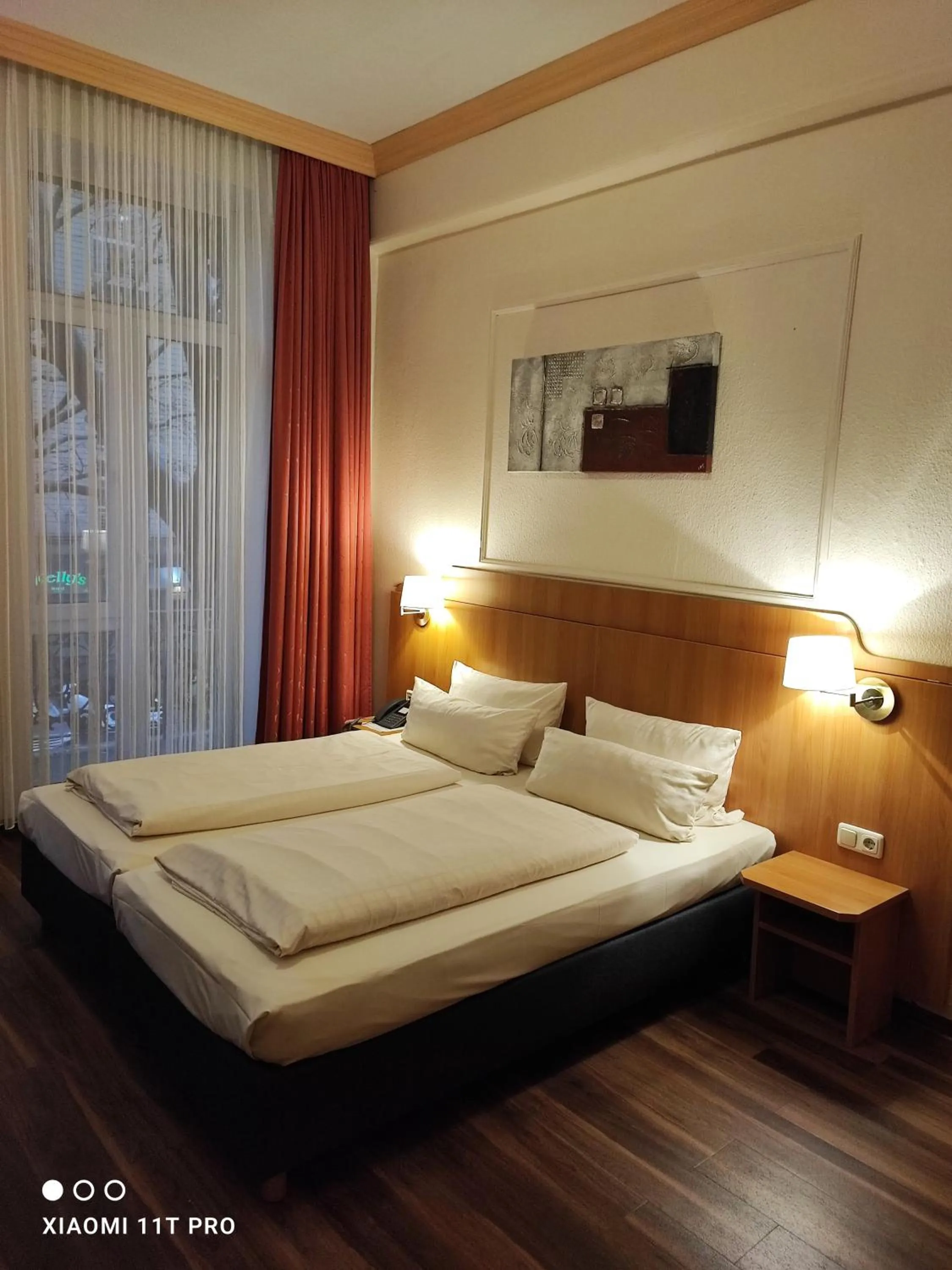 Bedroom, Bed in Hotel Königshof