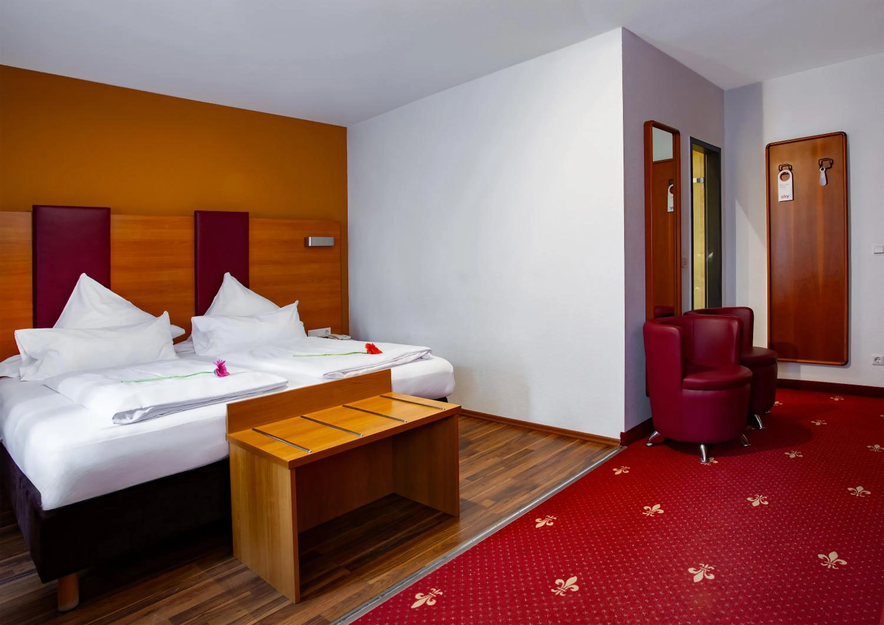 Bed in TIPTOP Hotel Burgschmiet Garni