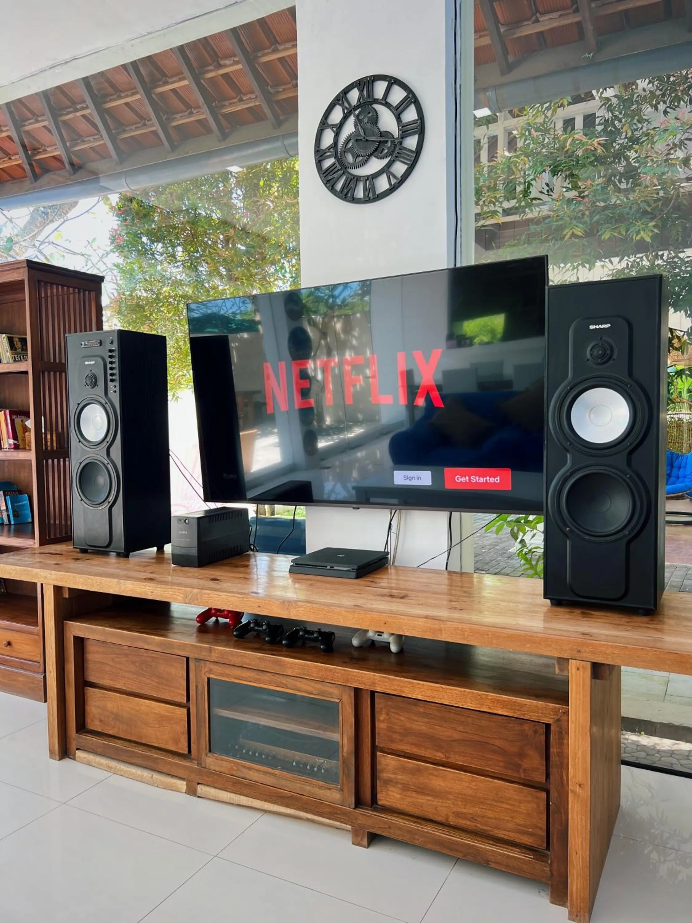 TV and multimedia in Villa Neshama