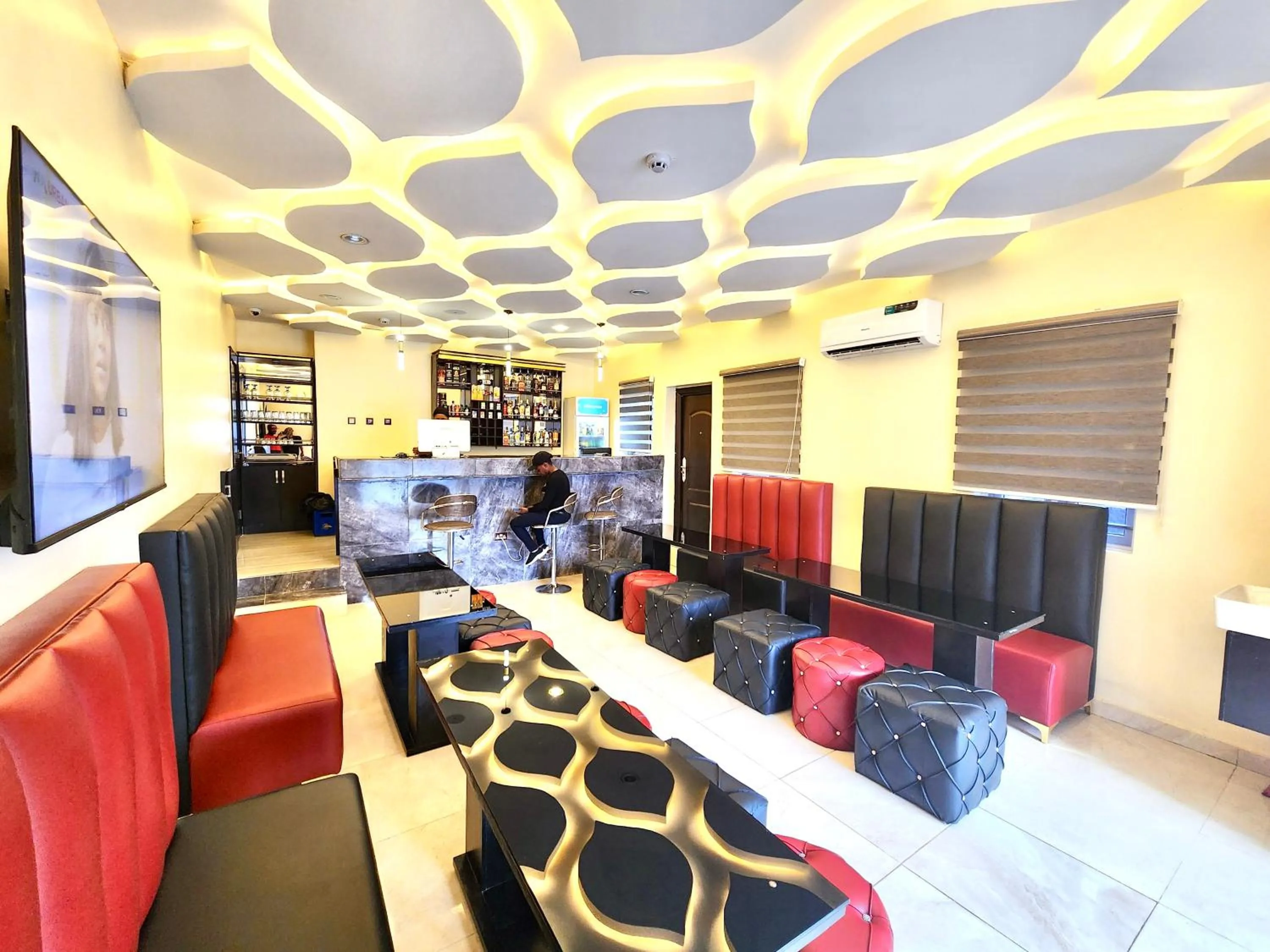 Restaurant/places to eat in Buddiez Hotel & Resort