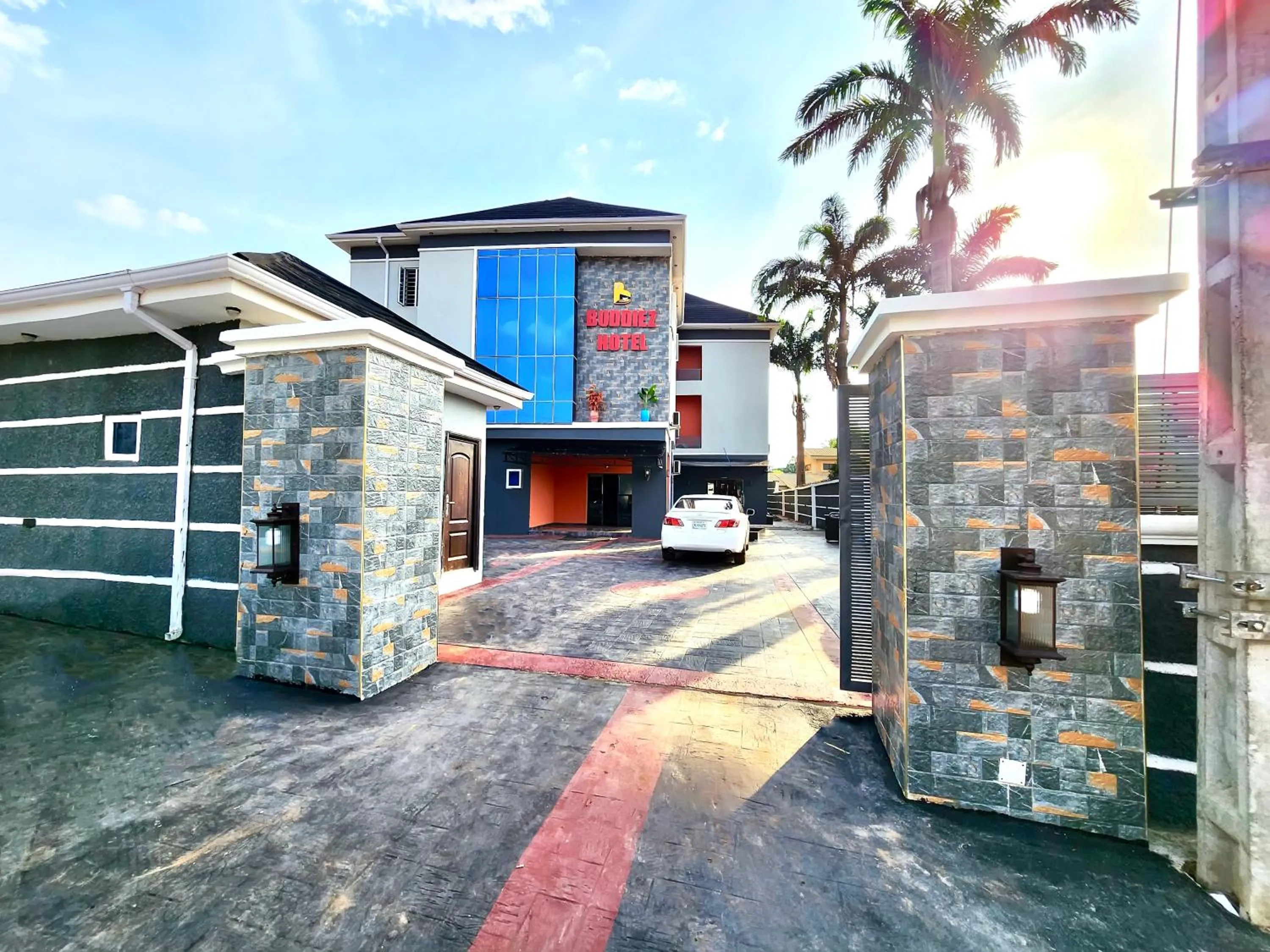 Buddiez Hotel & Resort