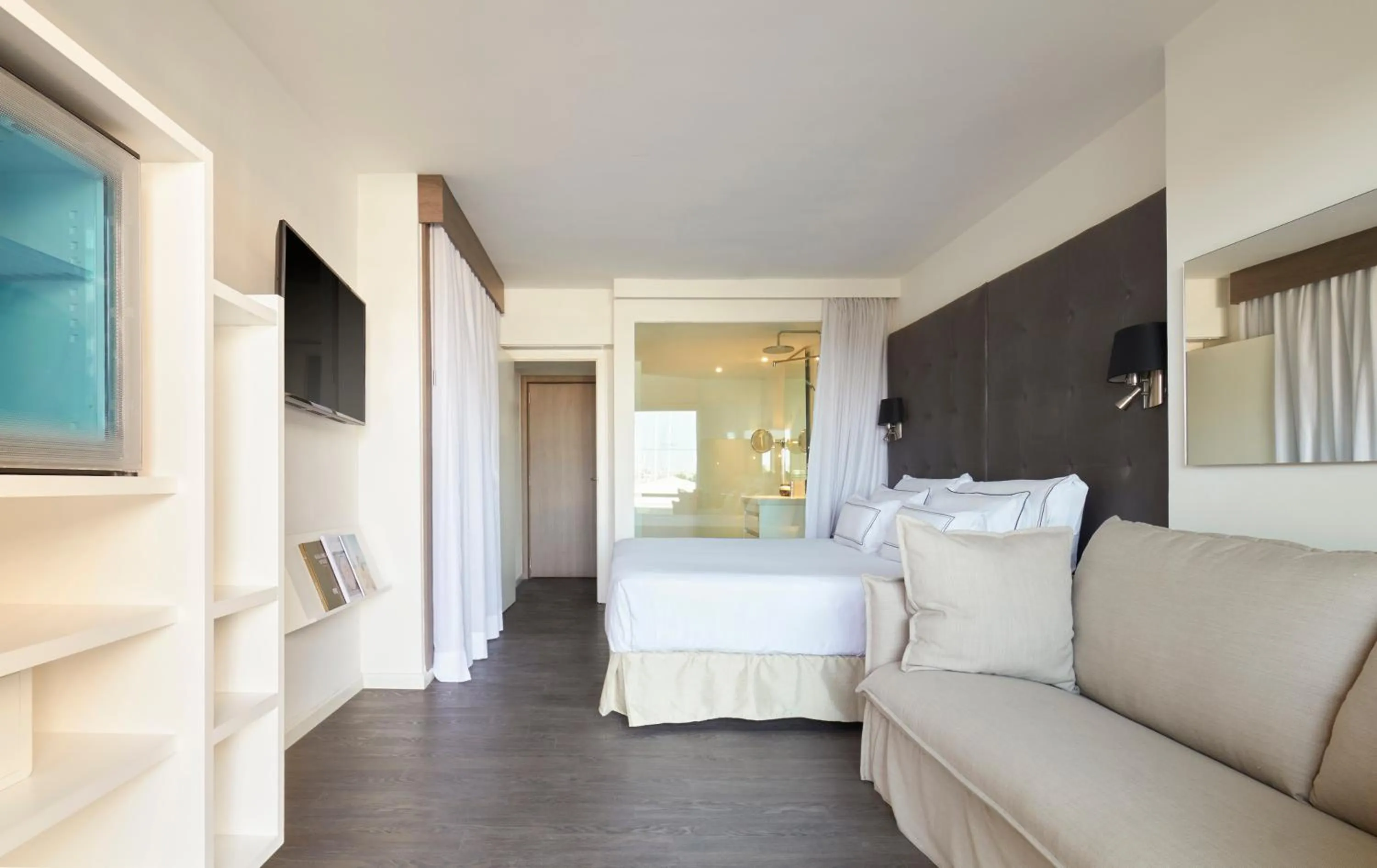 Photo of the whole room, Bed in Meliá Palma Marina