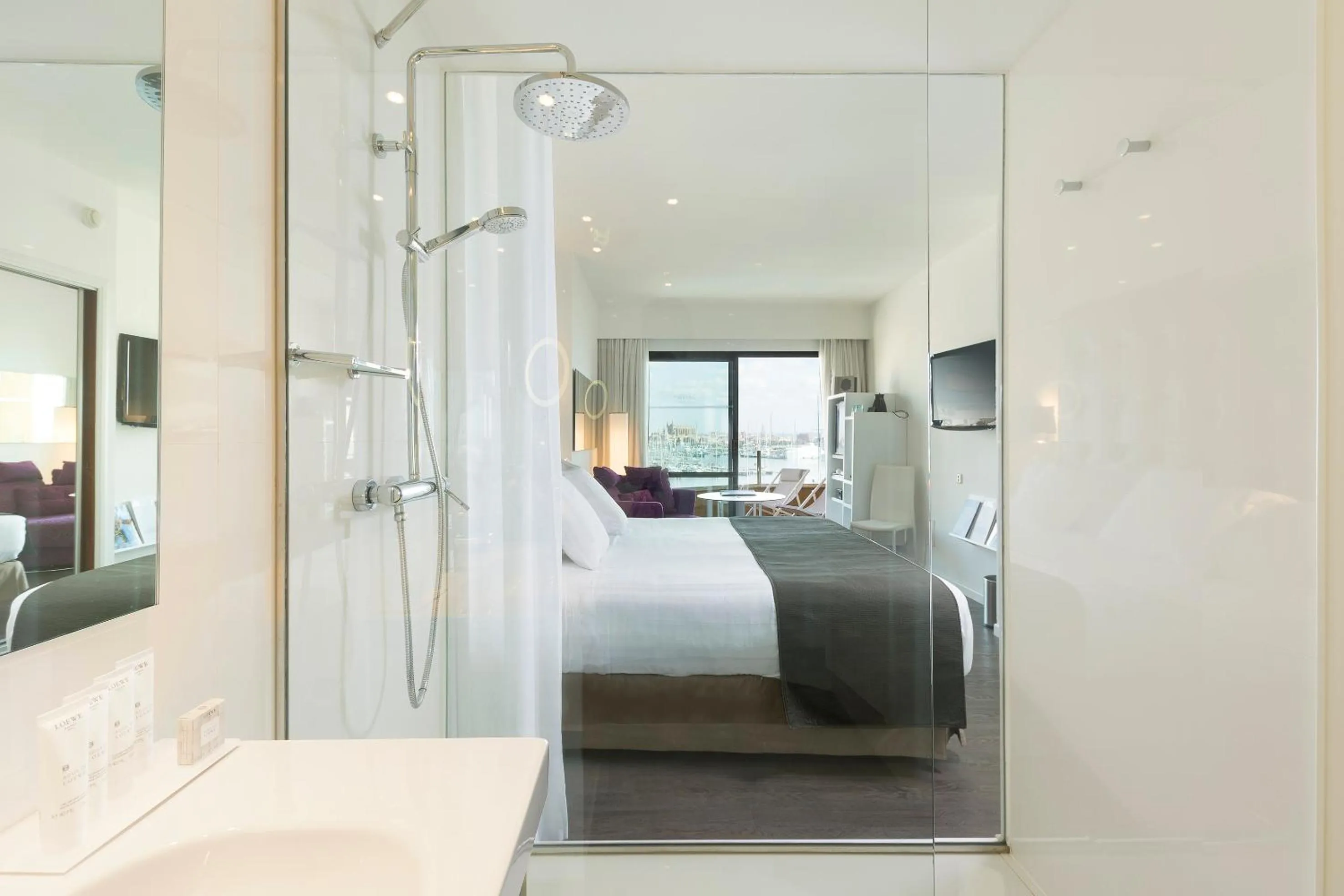 Photo of the whole room, Bed in Meliá Palma Marina