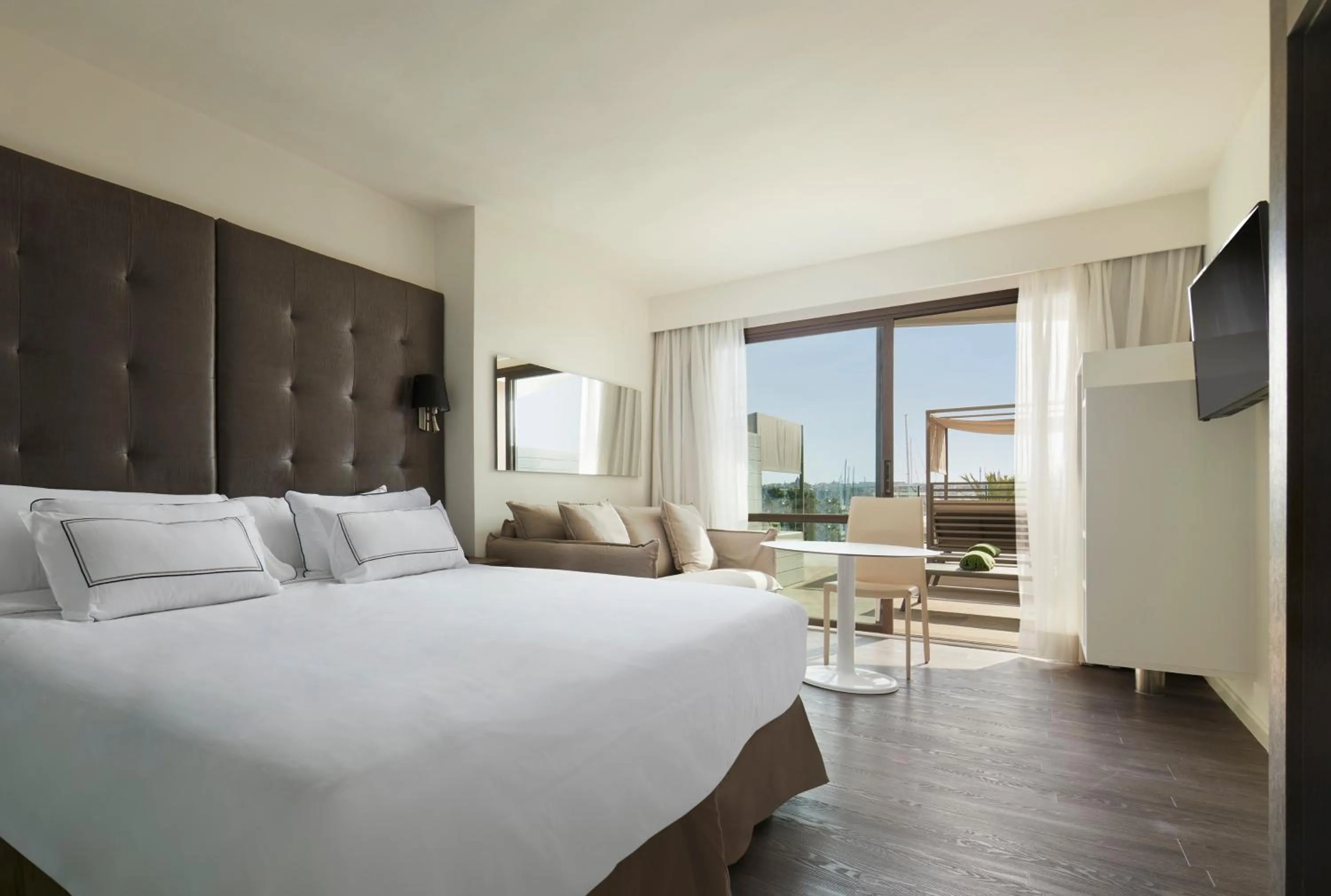 Photo of the whole room, Bed in Meliá Palma Marina