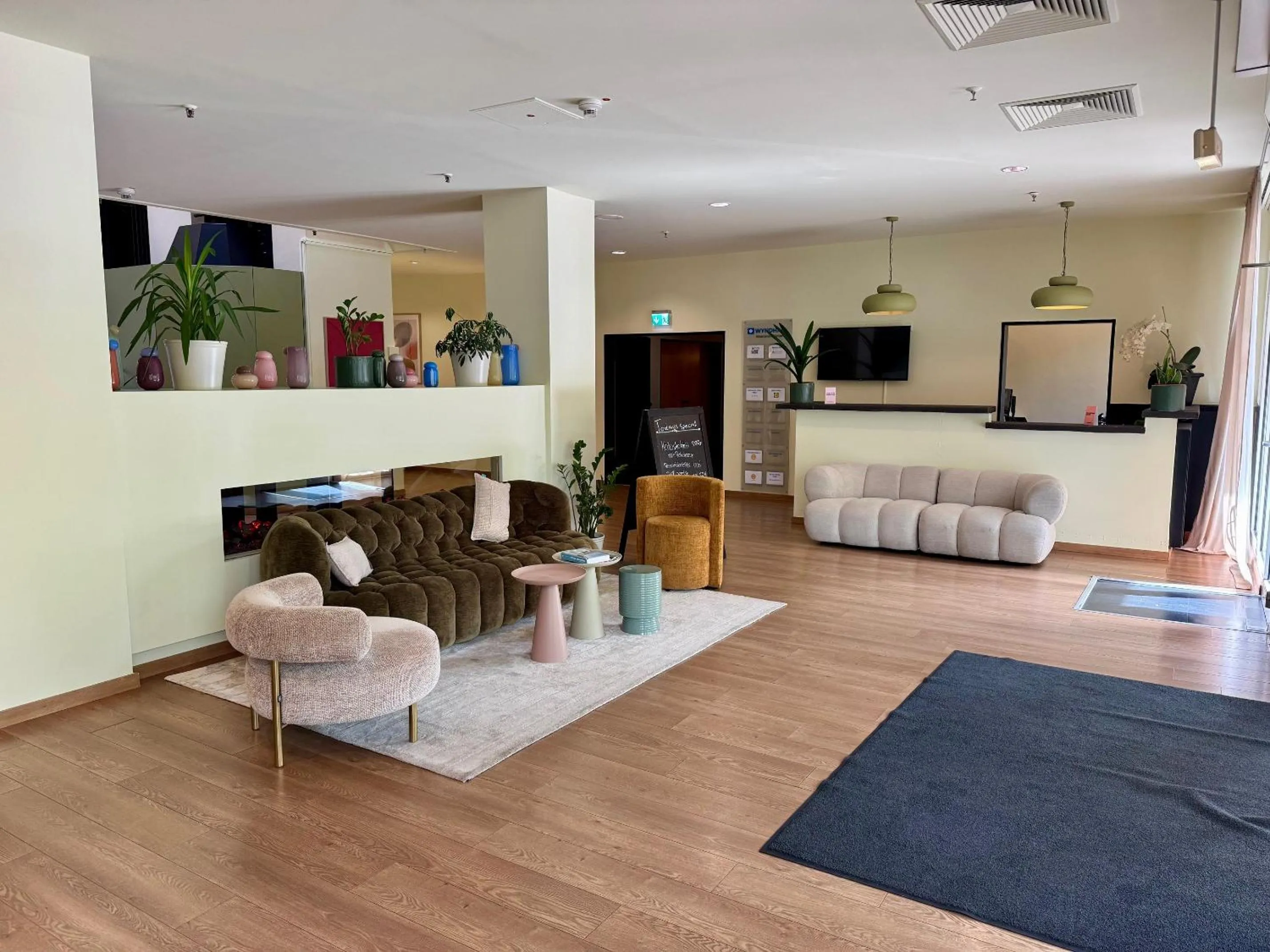 Seating area in Wyndham Hannover Atrium