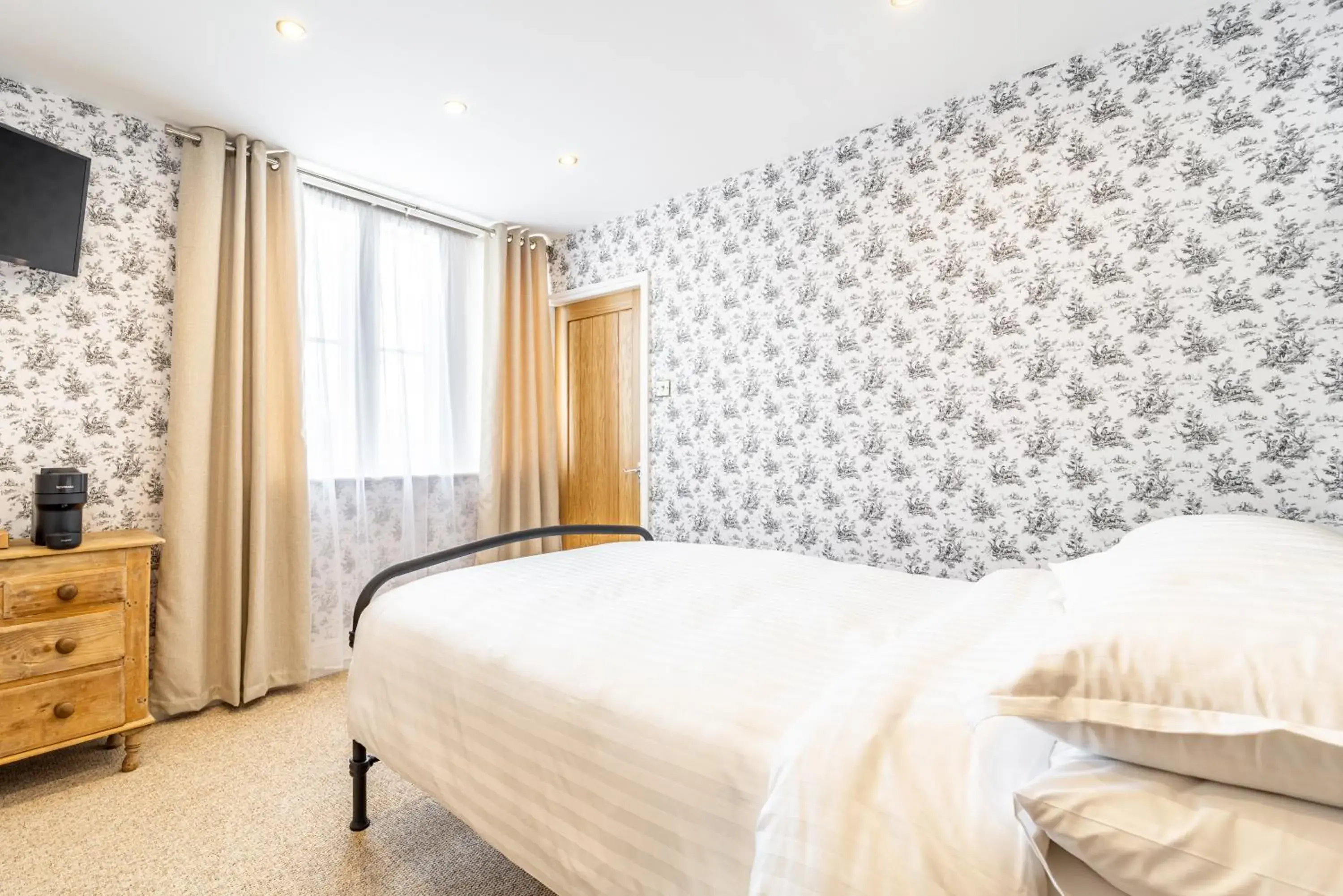 Deluxe Double Room in The Whichcote Arms Deluxe Double Room in The Whichcote Arms